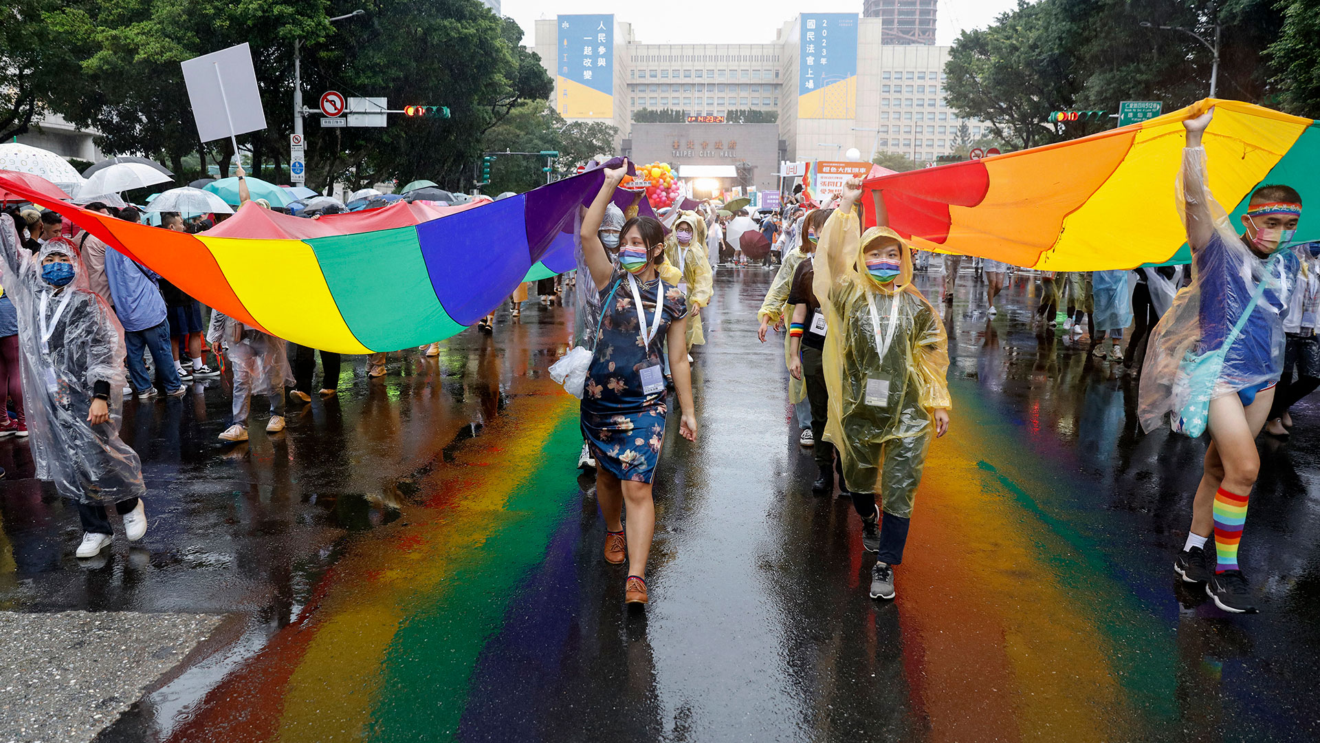 Activistas por los derechos LGBT llevan grandes pancartas de arcoíris mientras marchan durante el Desfile del Orgullo Gay en Taipei 