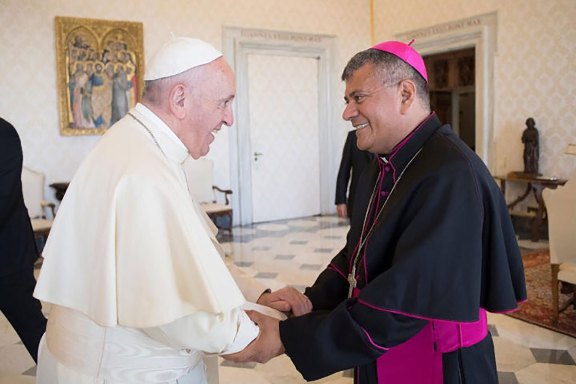 Monseñor José Antonio Canales (derecha) señala que el Vaticano no ha dado una explicación sobre la expulsión del Nuncio Apostólico, monseñor Waldemar Sommertag, de Nicaragua.