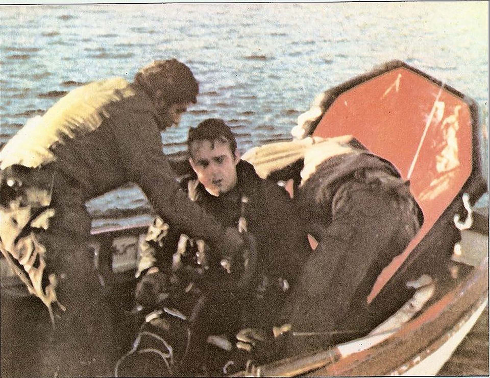 El inglés Jeff Glover cuando fue rescatado por soldados argentinos. Pablo Llanos fue el primero en darle primeros auxilios al piloto herido
