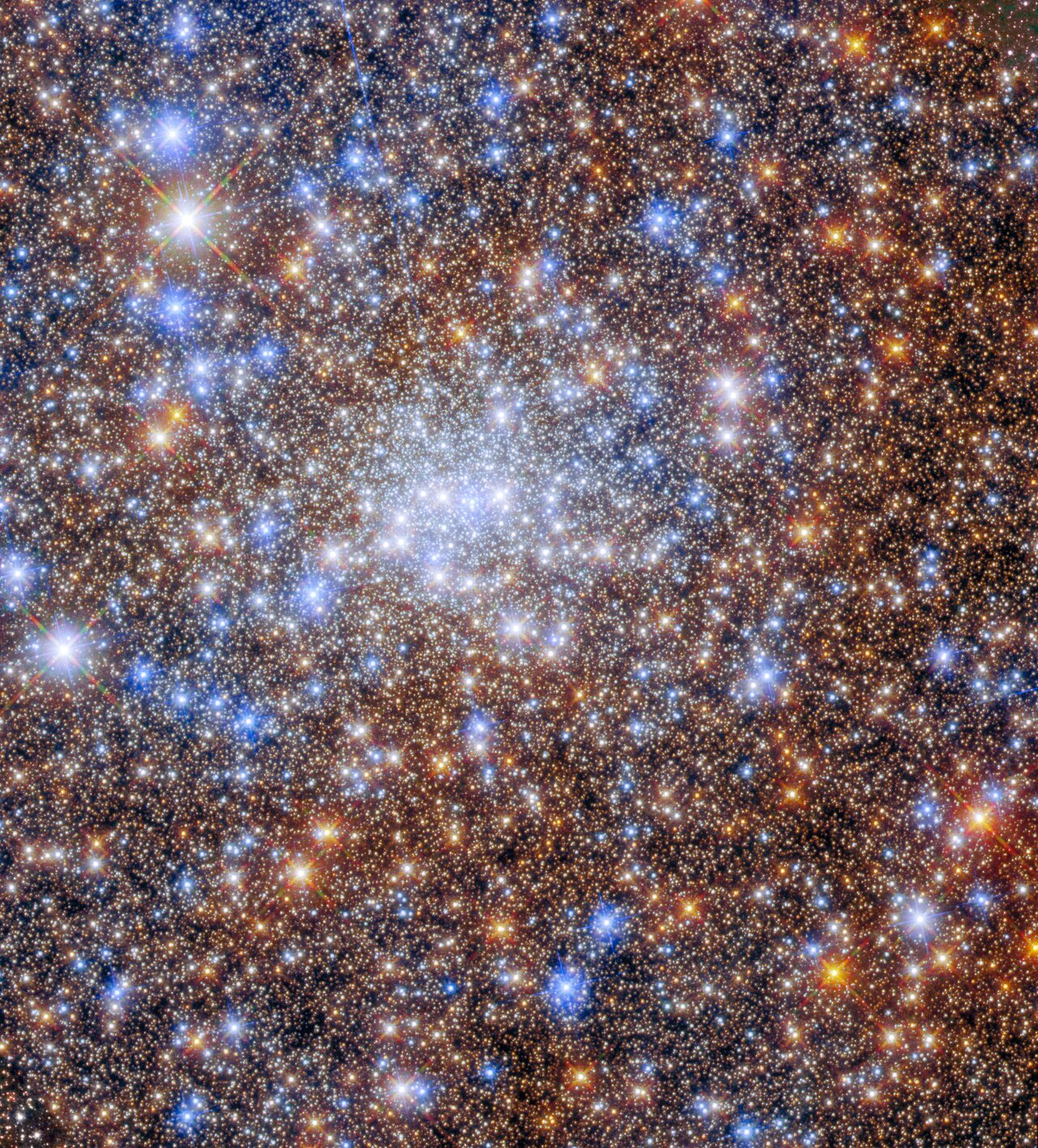 Estrellas como joyas: así brilla el cúmulo globular Terzan 4 en una impresionante imagen captada por el telescopio Hubble