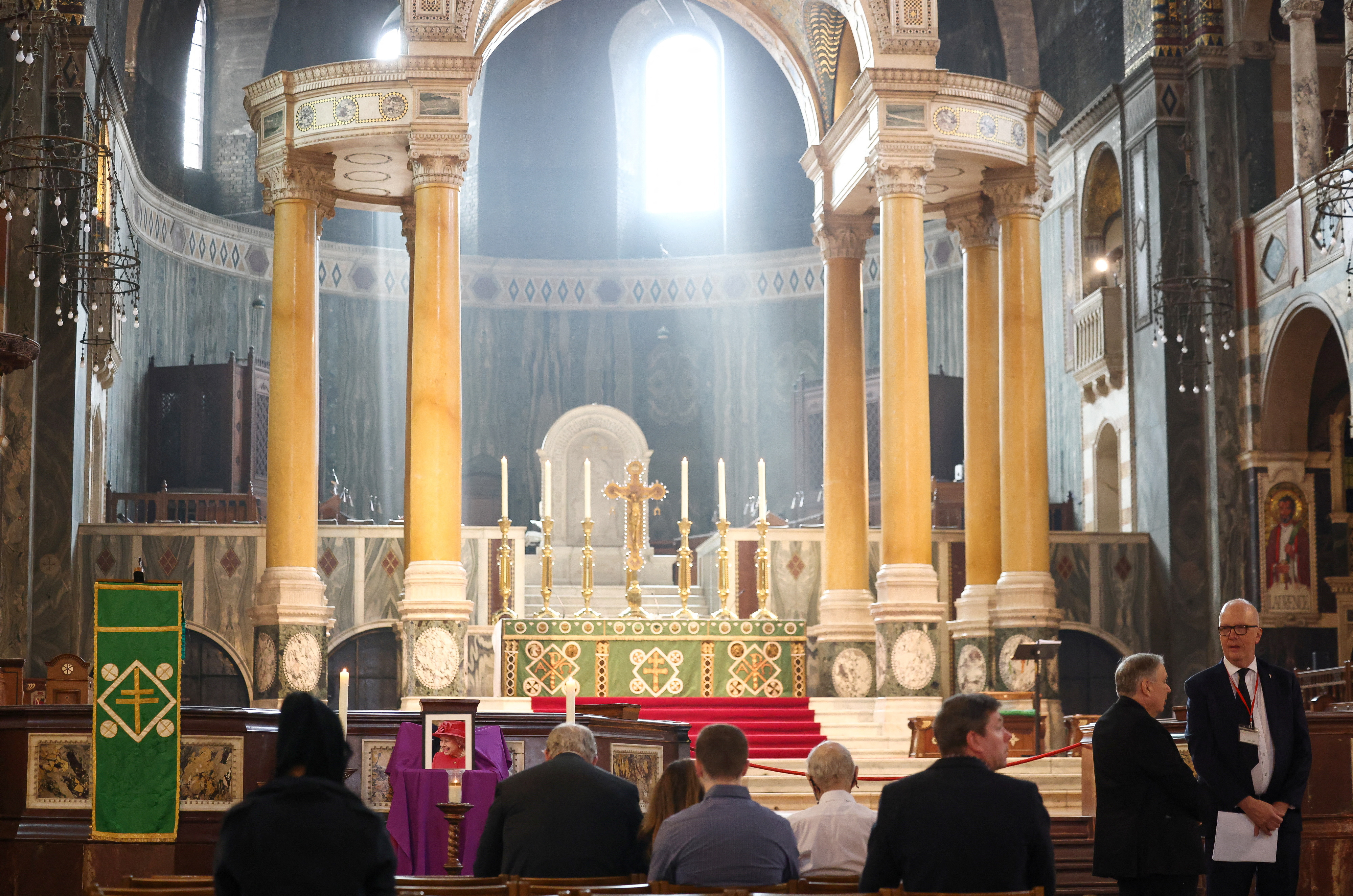 Una imagen de la Reina Isabel de Gran Bretaña se ve en el altar dentro de la Catedral de Westminster (REUTERS/Henry Nicholls)