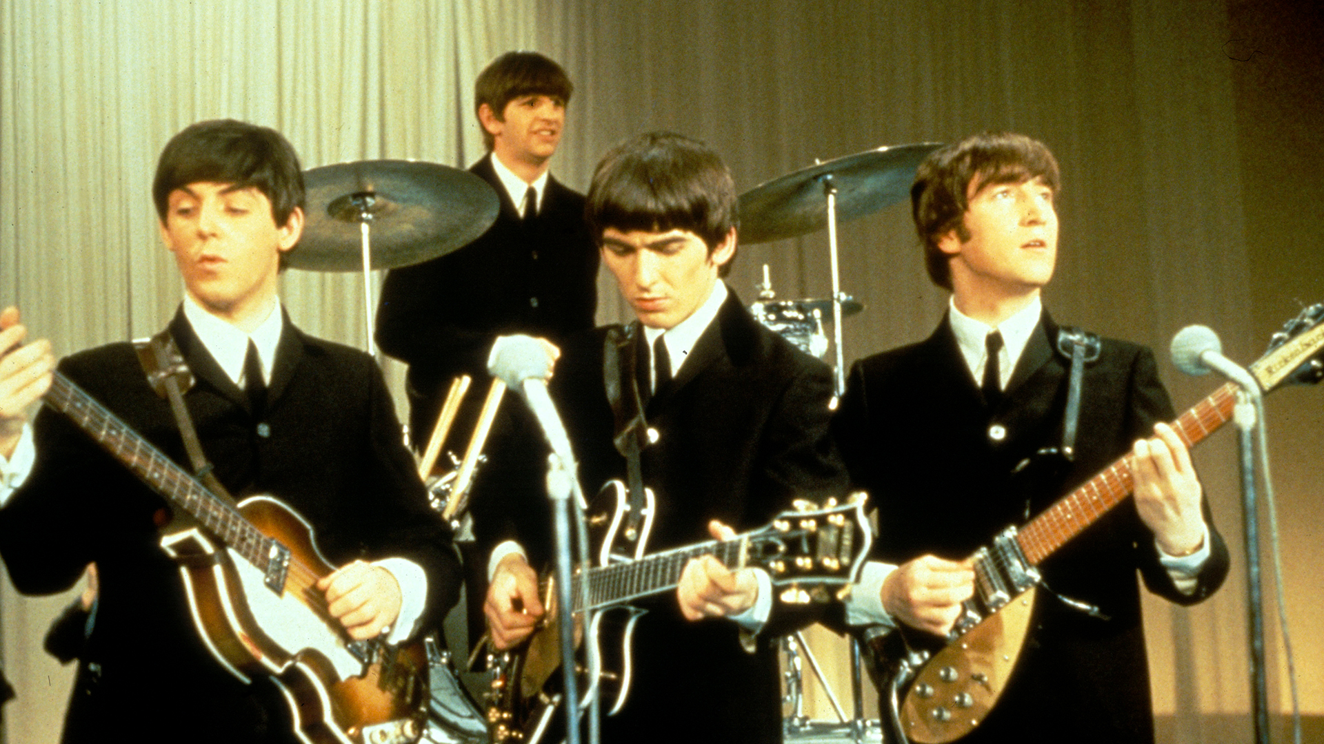 Los Beatles actuando en el escenario, alrededor de 1963. De izquierda a derecha: Paul McCartney, Ringo Starr, George Harrison (1943 - 2001) y John Lennon (1940 - 1980). (Foto de King Collection/Avalon/Getty Images)