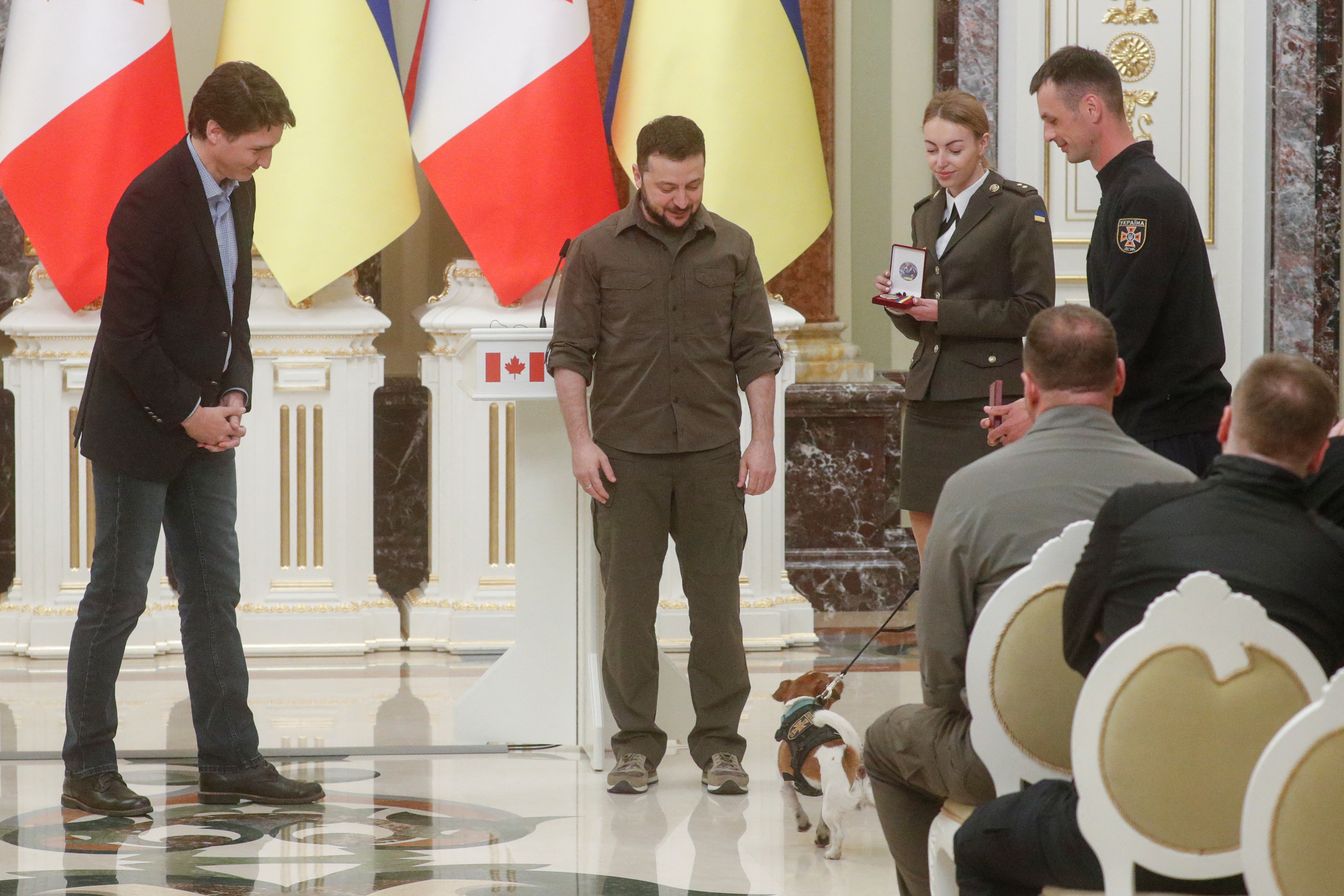 El primer ministro canadiense, Justin Trudeau, y el presidente de Ucrania, Volodymyr Zelenskiy, premian al perro de servicio como "Patrón" durante una conferencia de prensa, mientras continúa el ataque de Rusia contra Ucrania, en Kyiv, Ucrania REUTERS/Valentyn Ogirenko