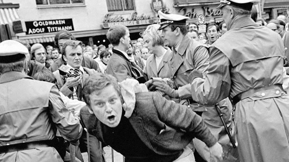 "La fuerza de nuestro movimiento reside precisamente en que se apoya en una espontaneidad incontrolable", le responde Daniel Cohn-Bendit a Sartre