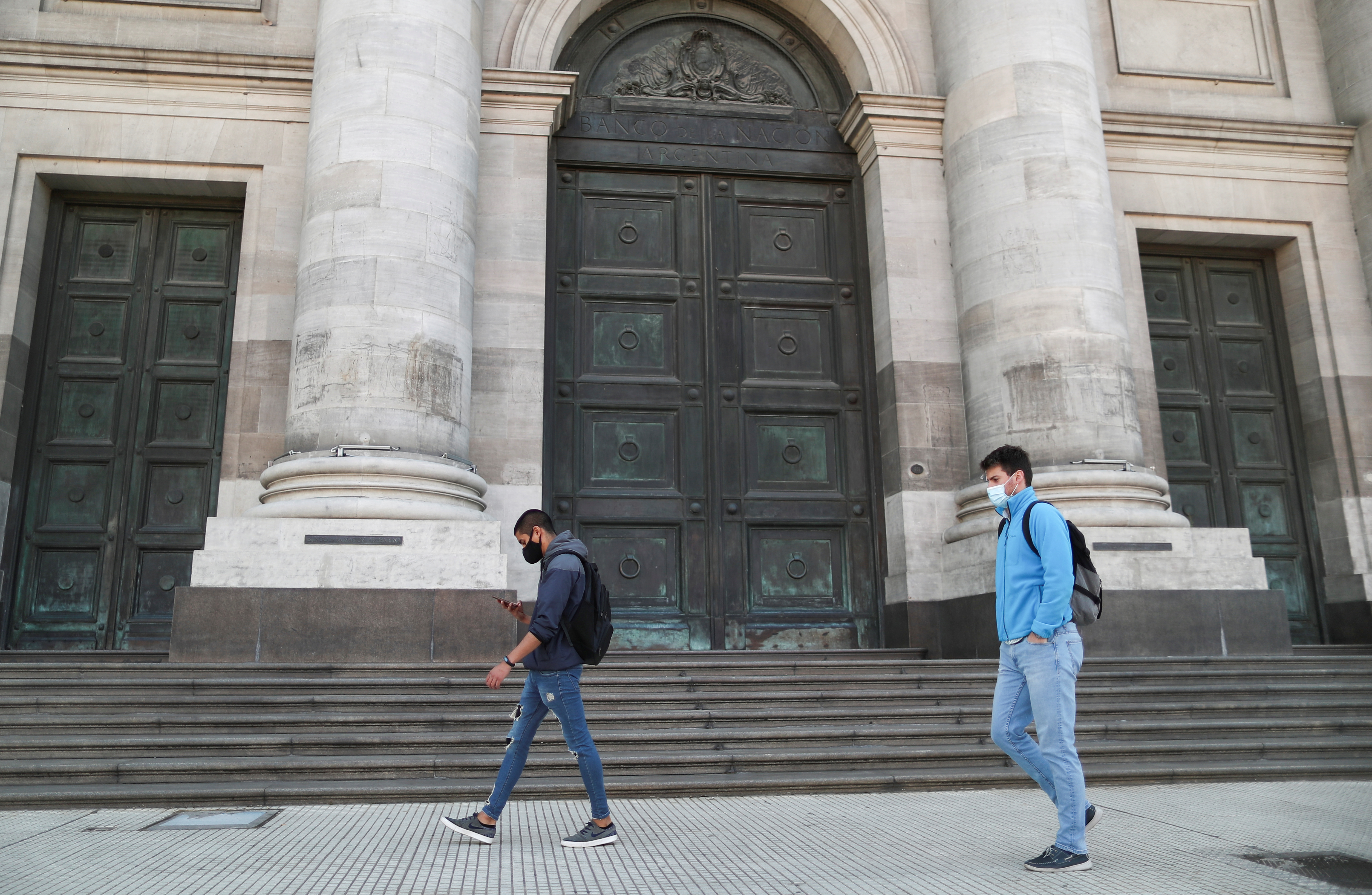 Los deudores hipotecarios y prendarios con cuotas congeladas no podrán acceder a los USD 200 mensuales