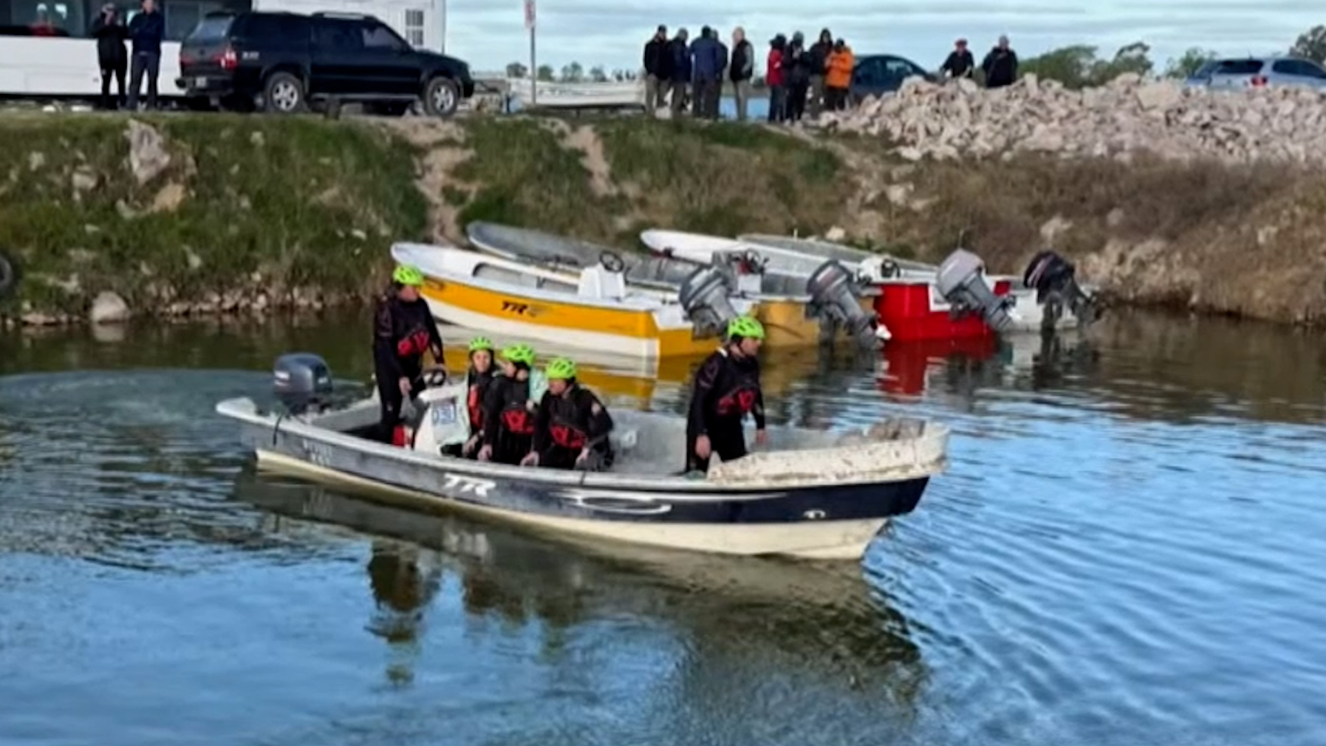 Tragedia en Laguna del Monte: c&oacute;mo sigue la b&uacute;squeda del quinto pescador que todav&iacute;a est&aacute; desaparecido