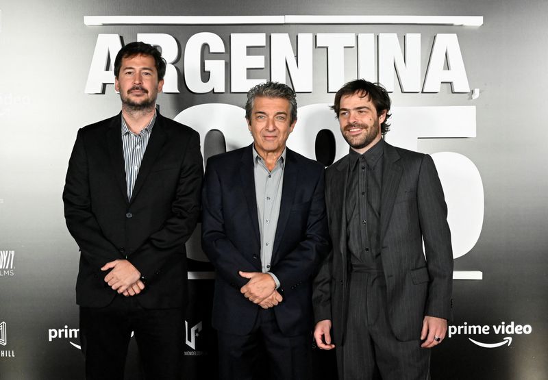 El director Santiago Mitre, los actores Ricardo Darín y Peter Lanzani posan para los medios en la premiere de la película "Argentina, 1985", en Buenos Aires, Argentina, el 27 de septiembre de 2022. REUTERS/Magali Druscovich