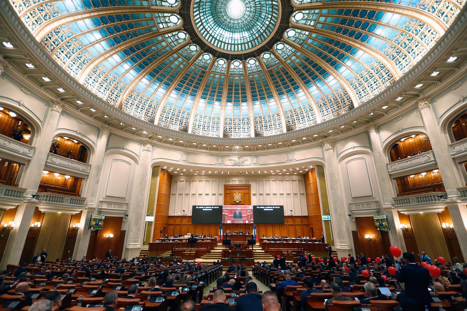Expertos descifran cómo los agujeros negros generan intensos destellos de luz y energía