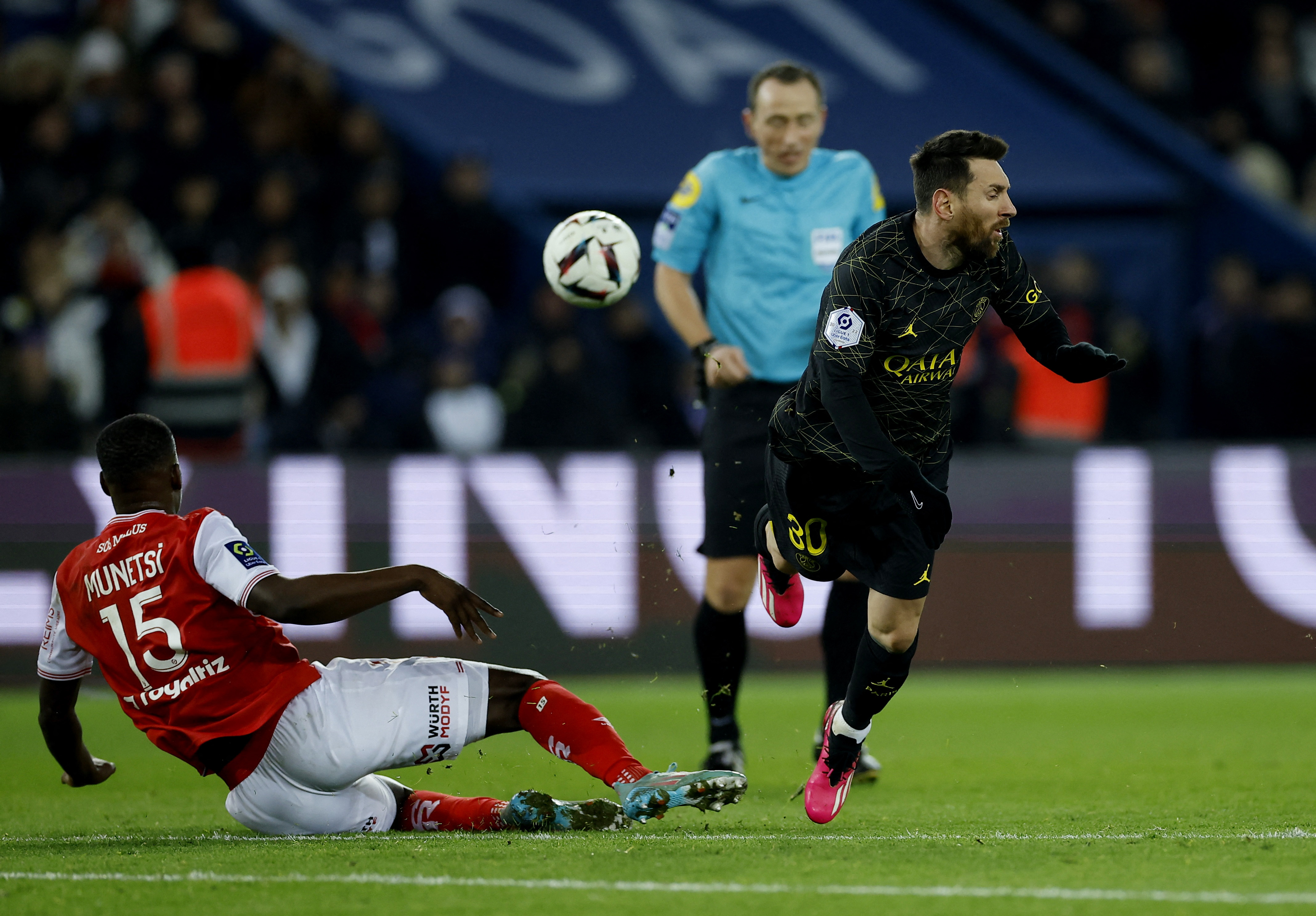 Messi busca espacios pero el juego brusco del Reims le corta los avances (Foto: Reuters)