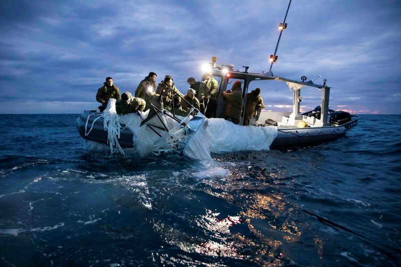 Foto de archivo: Un grupo de marineros recuperan los restos de un globo presuntamente chino derribado por el ejército estadounidense frente a la costa de Myrtle Beach, Carolina del Sur, Estados Unidos, el 5 de febrero de 2023 (REUTERS)