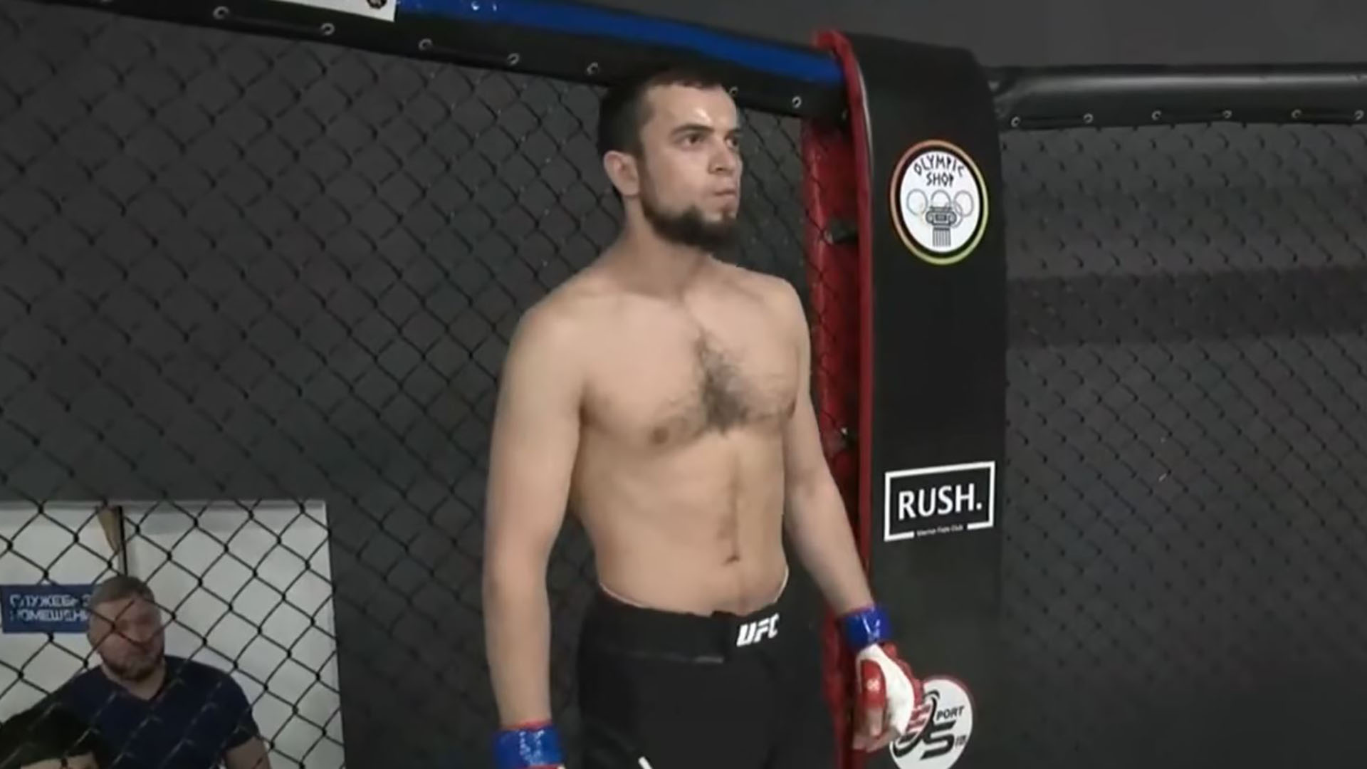 Un luchador de MMA murió en la cárcel tras ser condenado a 23 años por asesinar a una mujer y a su hija de cinco años