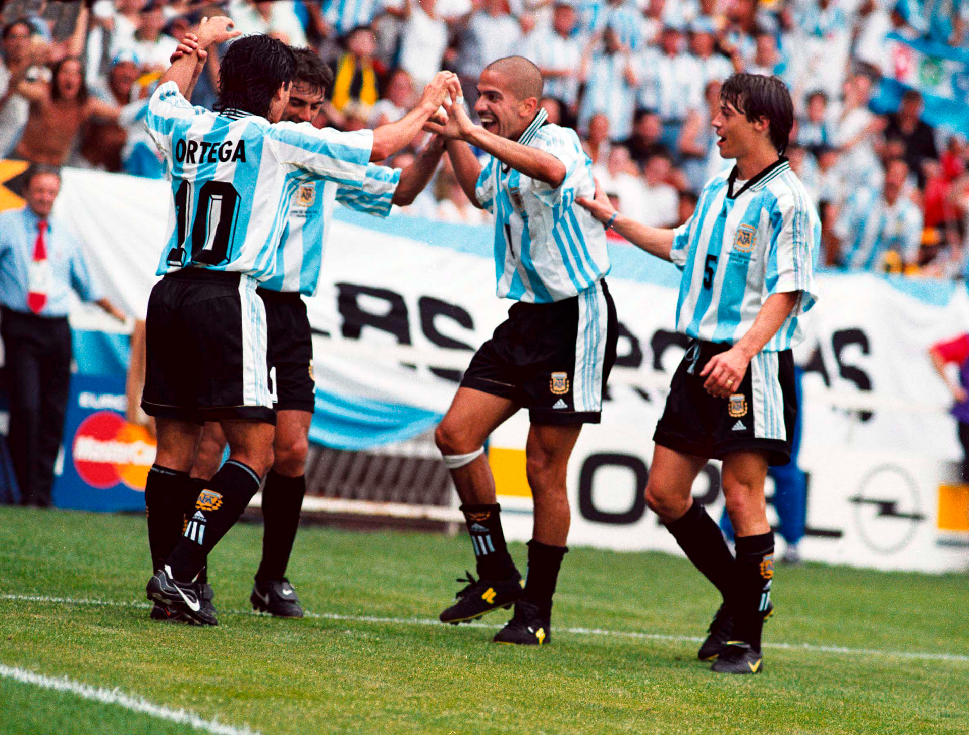 Argentina ganó los tres partidos en la fase de grupos y se midió con Inglaterra en octavos de final (Shutterstock)