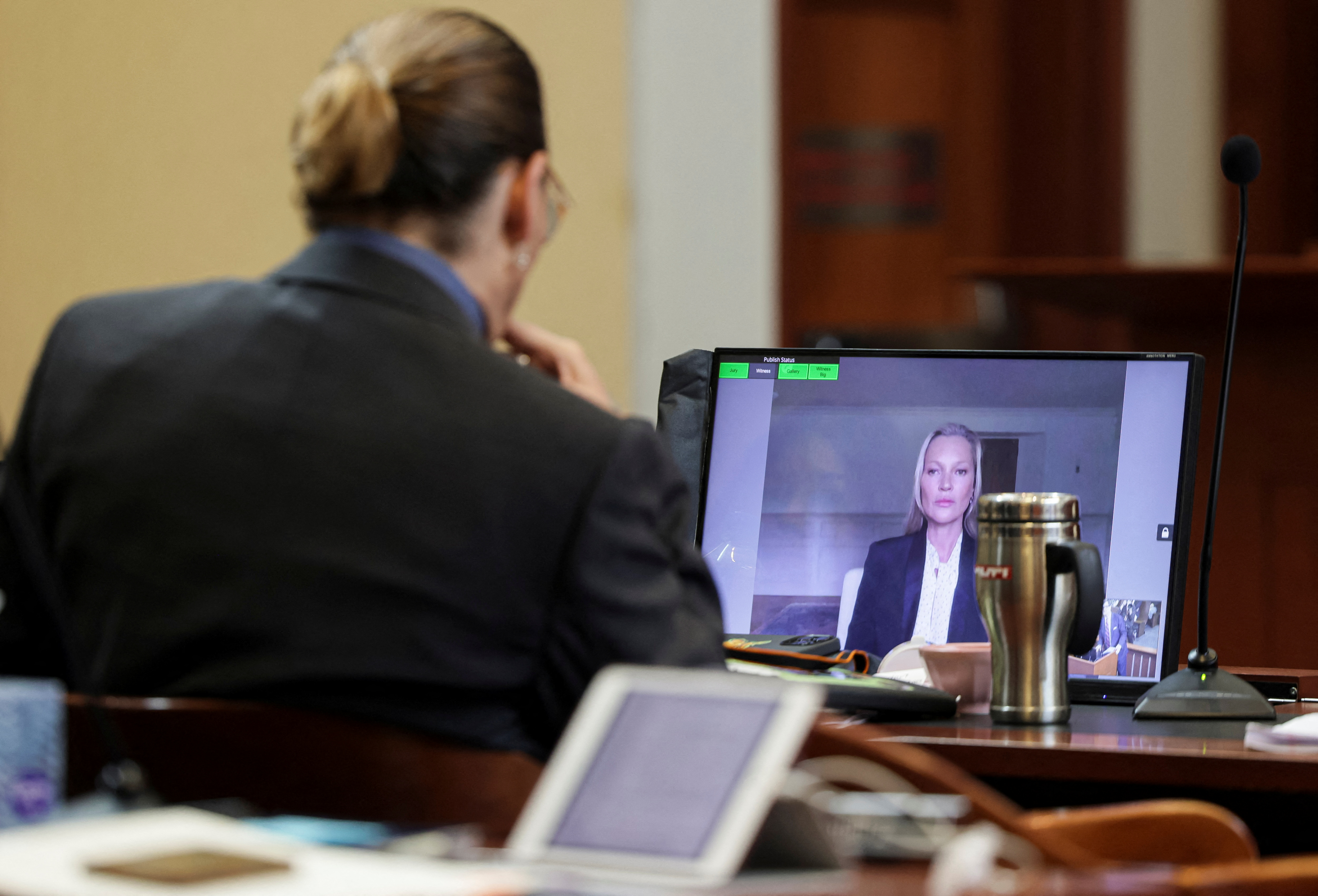Johnny Depp mirando a su ex novia Kate Moss testificando por videollamada en el juicio por difamación que el actor inició contra Amber Heard (Reuters)