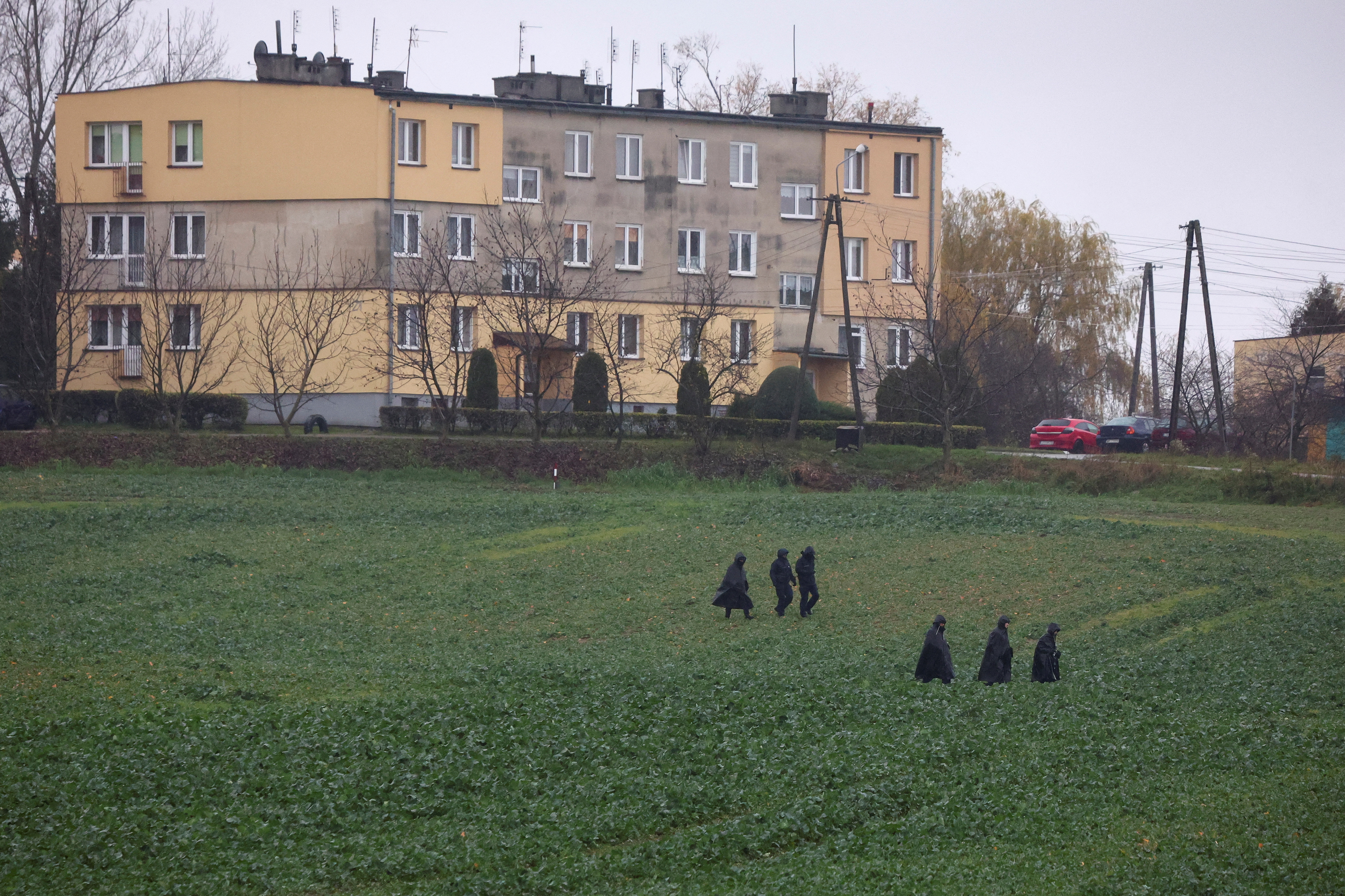 Agentes de policía caminan cerca del lugar de la explosión en Przewodow, un pueblo del este de Polonia cerca de la frontera con Ucrania, el 16 de noviembre de 2022. REUTERS/Kacper Pempel
