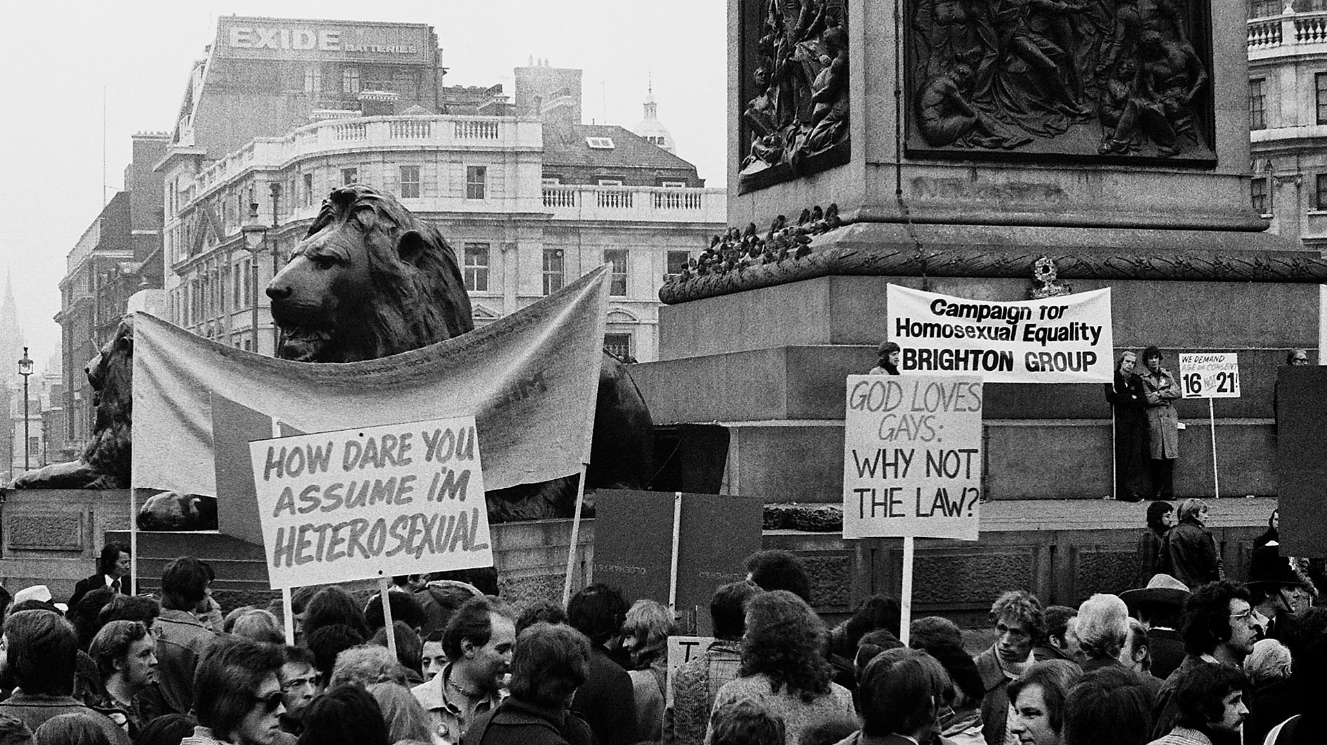 Londres, Inglaterra. 28 de agosto de 1971 en Trafalgar Square. Algunos manifestantes llevaron carteles con mensajes como