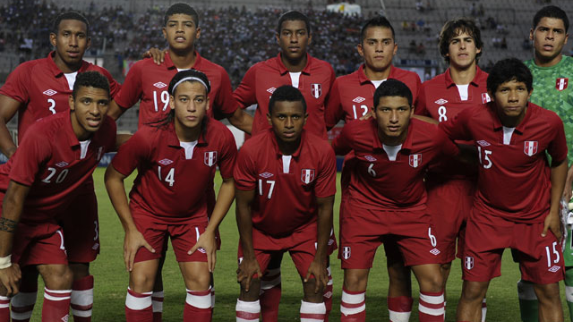 Perú formó con Ortiz, Cartagena, Araujo, Chávez, Guarderas y Campos (arriba) y Gómez, Benavente, Reyna, Hinostroza y Flores (abajo).