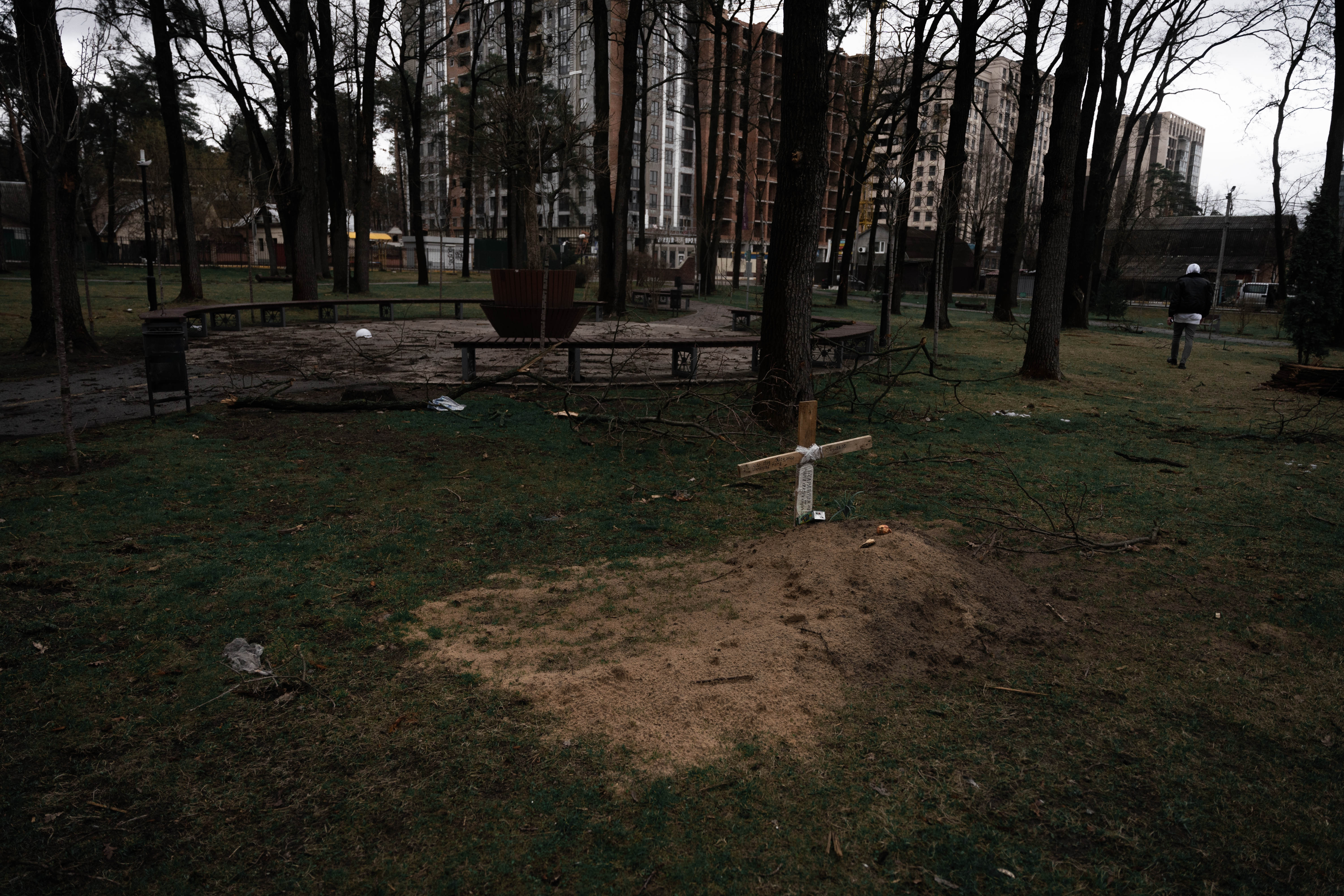 La tumba de María Sharapova (1939-2022), quien fue enterrada de manera imprevista en uno de los parques de Irpin.