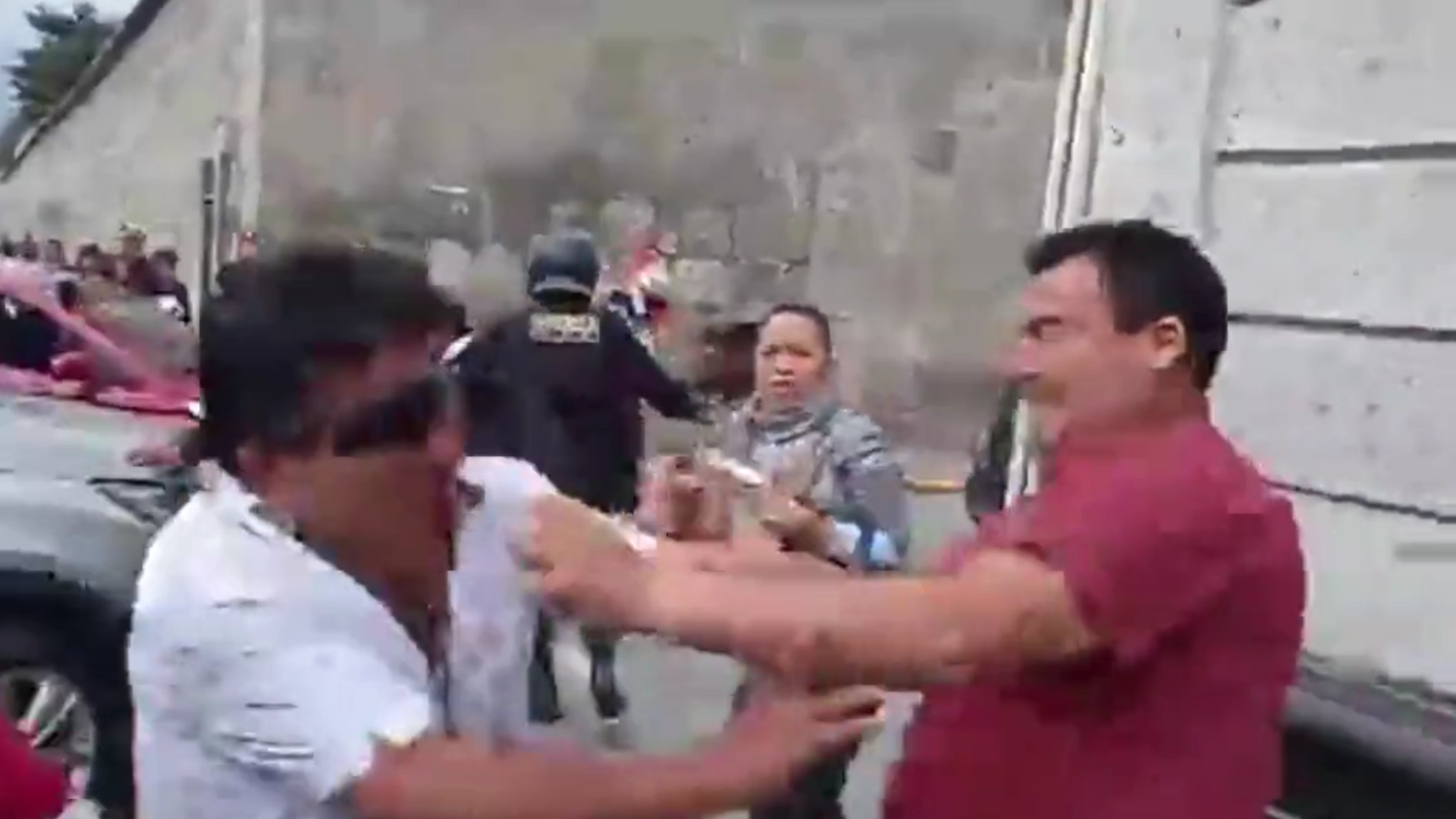Congresista Edwin Martínez protagoniza lucha a golpes en las calles de Arequipa