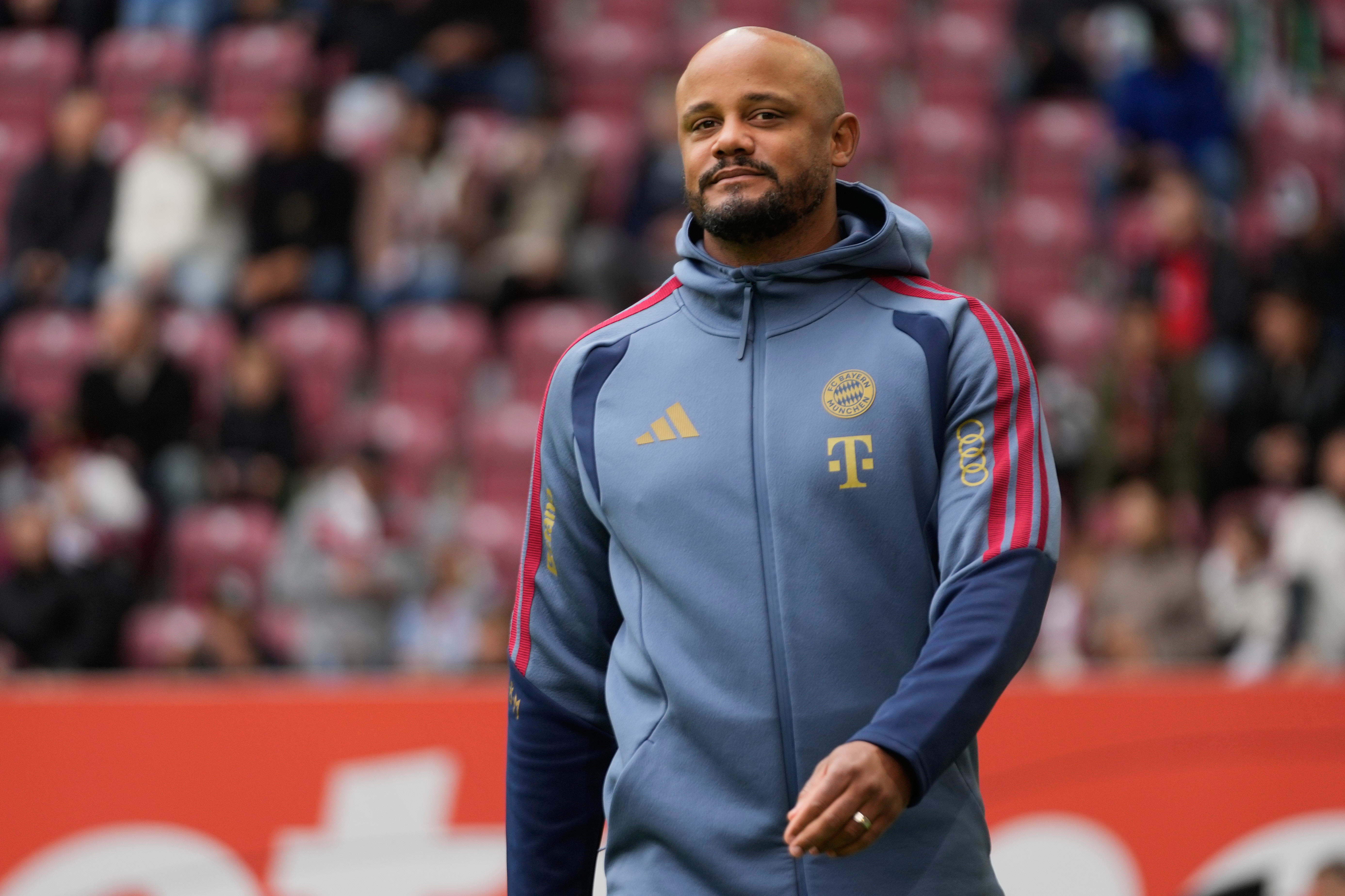 Preocupaci&oacute;n en Alemania: el entrenador del Bayern M&uacute;nich Vincent Kompany se desplom&oacute; en la pr&aacute;ctica y fue trasladado de urgencia al hospital