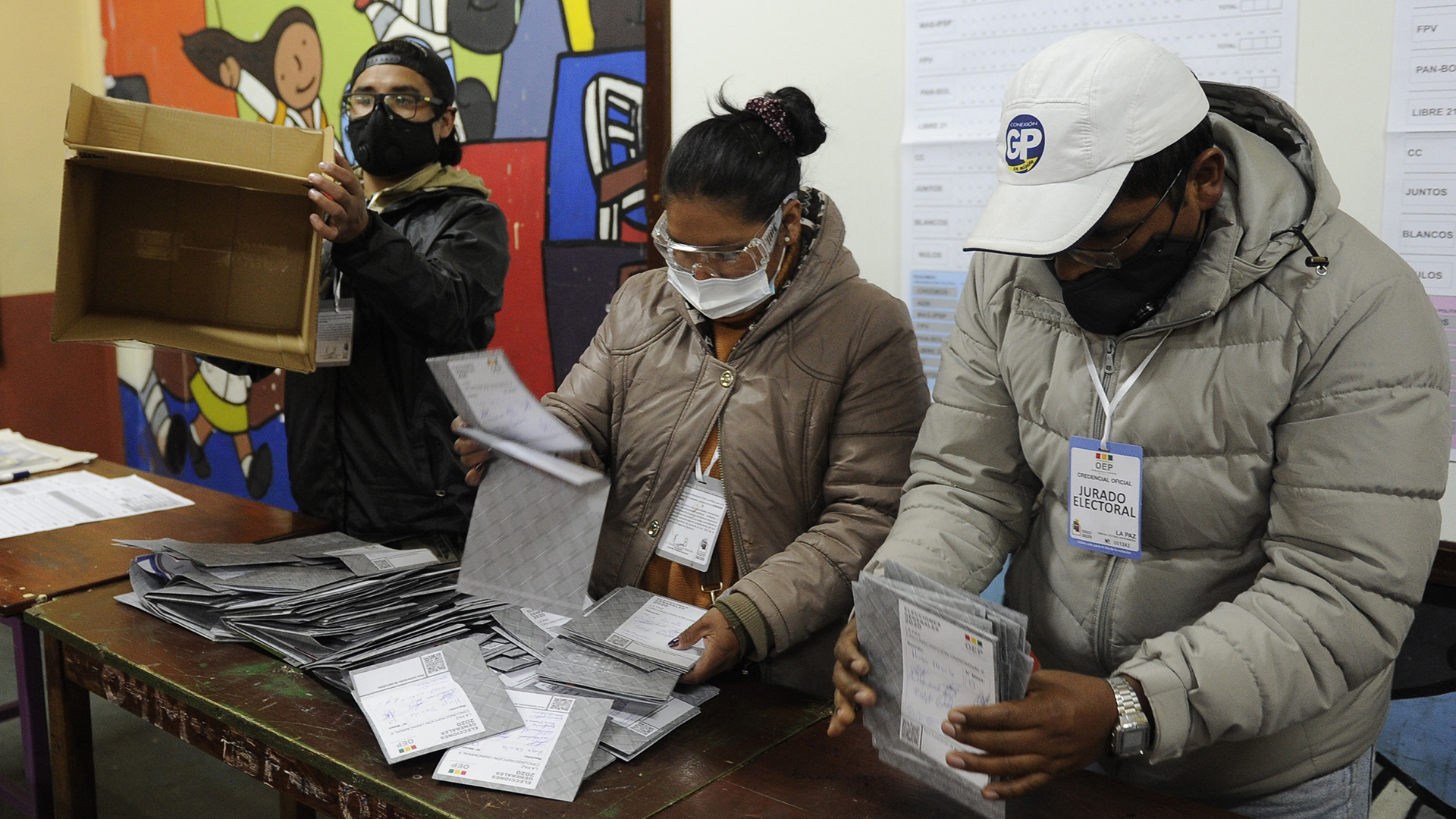 Las autoridades adelantaron que el recuento de votos puede demorar (JORGE BERNAL/AFP)