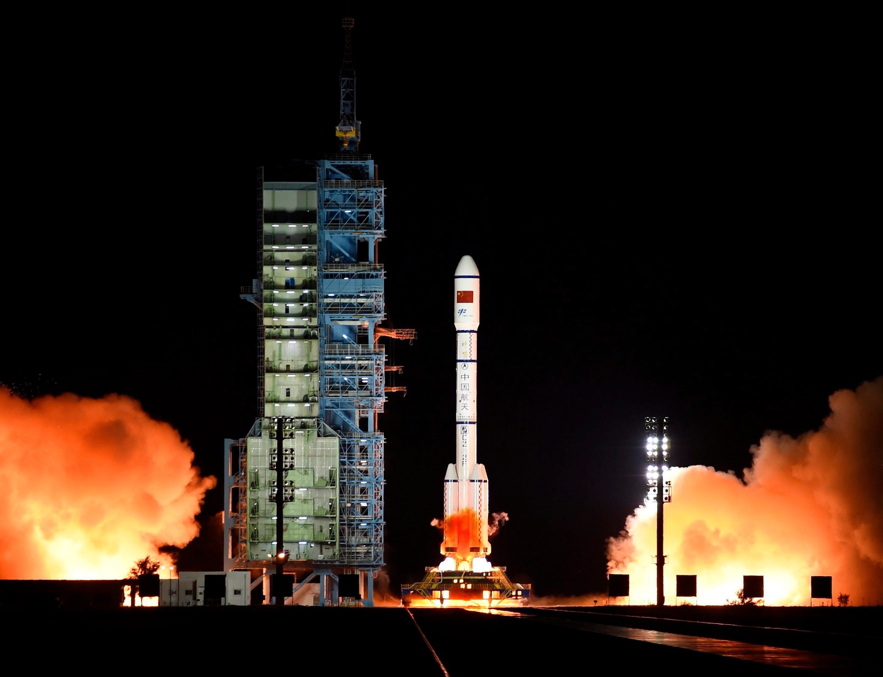 Momento del lanzamiento del cohete con el segundo laboratorio espacial de China, el Tiangong-2, en el centro de lanzamiento de Jiuquan, situado en el desierto del Gobi, a unos 1.600 kilómetros de Pekín, el 15 de septiembre de 2016. EFE/Bai Tang
