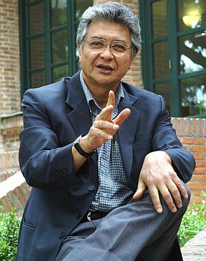 His carpenter father inherited his passion for crafts but he used it to be a poet: José Watanabe, popular language of Peru 2 Watanabe is one of the most representative voices of the 70's generation, which broke with tradition and approached popular speech.