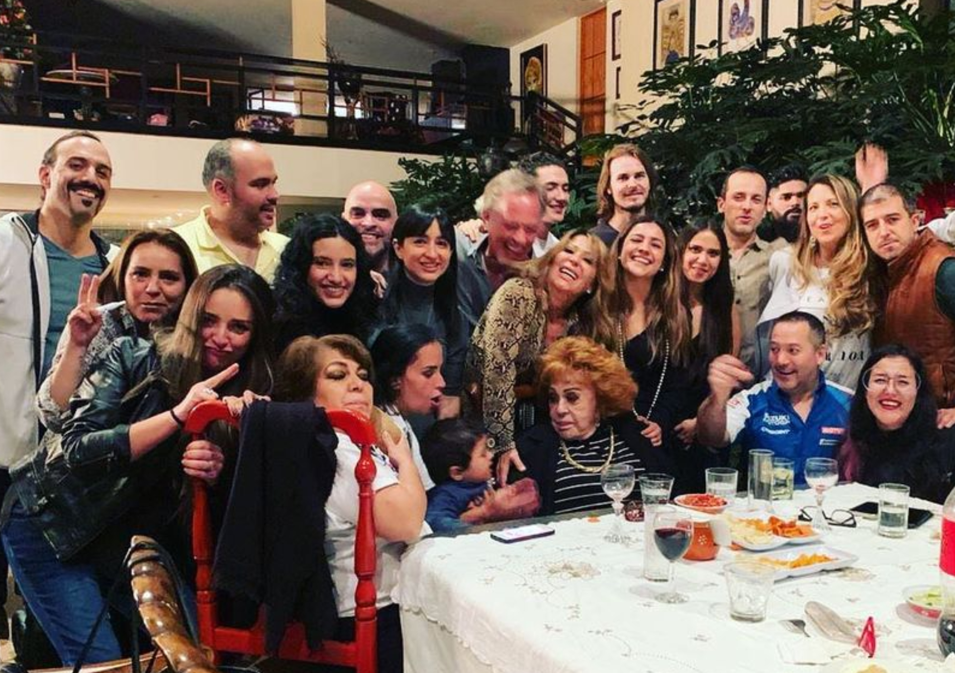 La familia Guzmán celebró los 51 años de Luis Enrique Guzmán, atrás de Alejandra aparece "Franz" (Foto: Instagram @laguzmanmx)