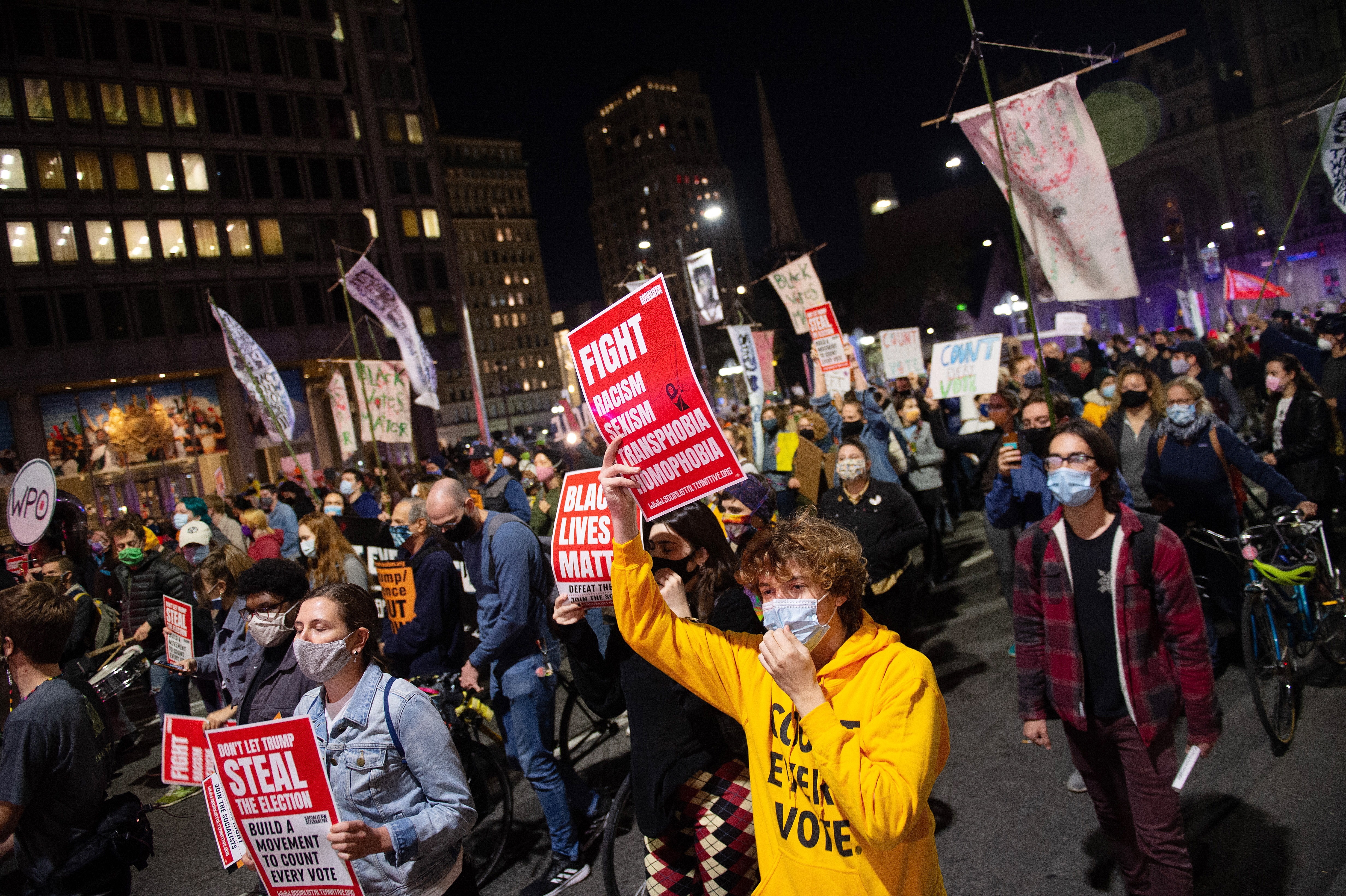 Cientos de manifestantes piden en Filadelfia que se cuenten todos los votos
