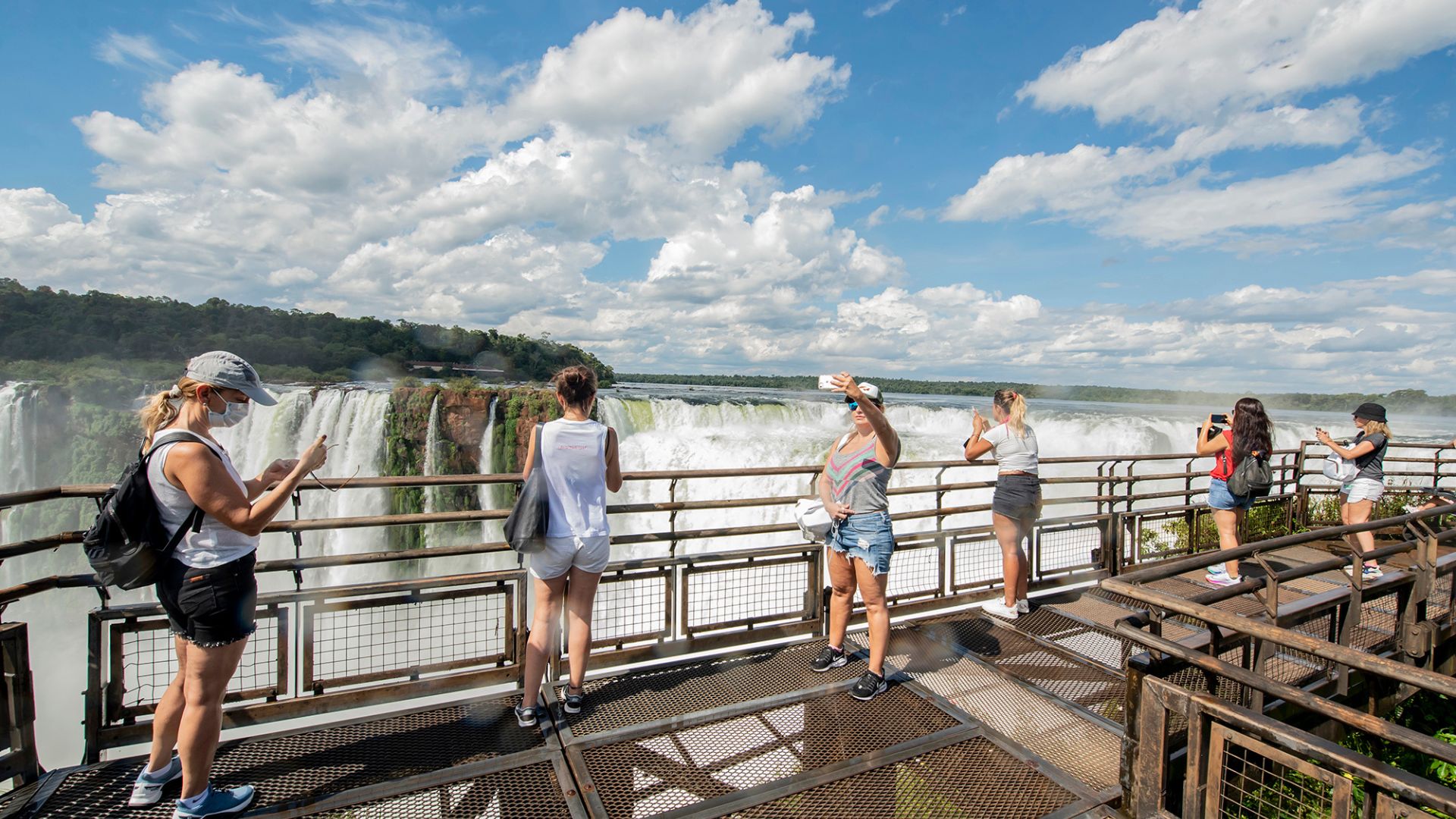 En el caso de Misiones, si bien el atractivo imperdible es el de las Cataratas del Iguazú, también es recomendable visitar las ruinas jesuíticas y las Minas de Wanda, (Créditos: Prensa Gyra.com)