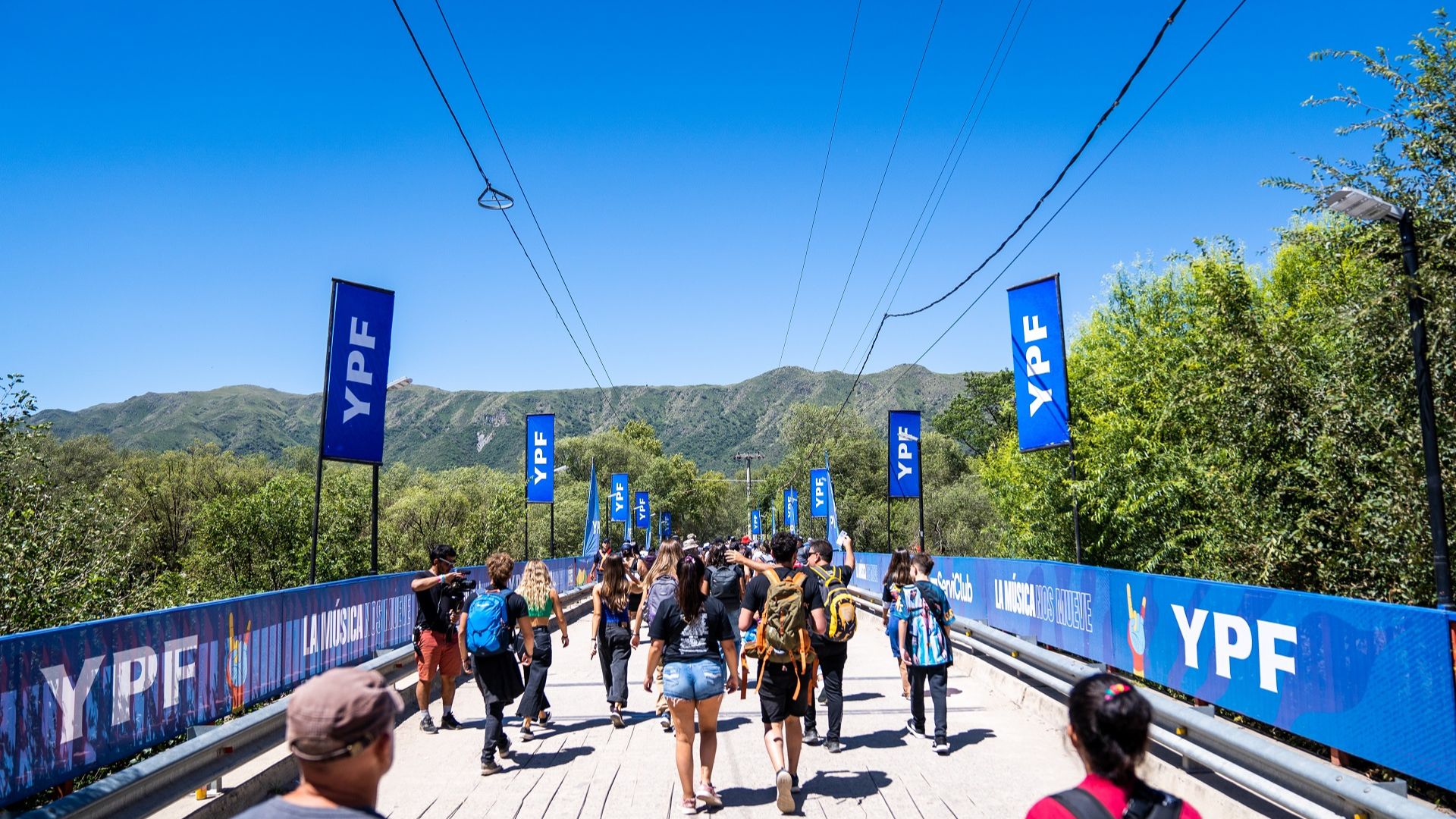 Los fanáticos del género disfrutaron de una nueva edición de Cosquín Rock con el apoyo de la compañía energética más grande del país (YPF)