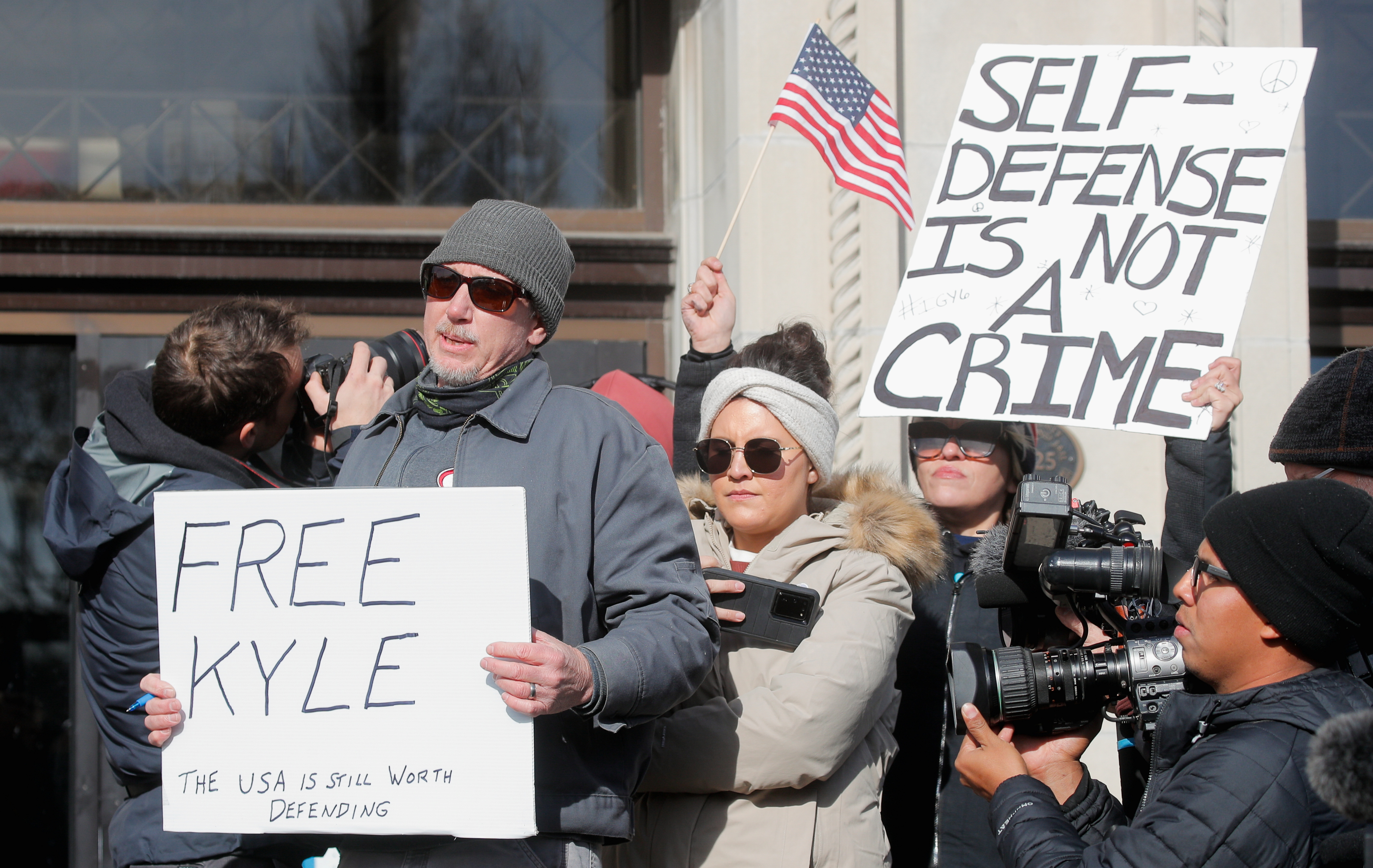Personas esperando el veredicto en el juicio de Kyle Rittenhouse, fuera de la Corte del Condado de Kenosha en Kenosha, Wisconsin, Estados Unidos, 19 de noviembre de 2021. REUTERS/Brendan McDermid