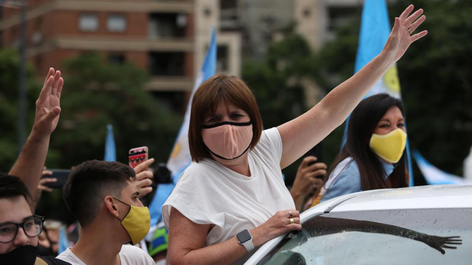 “Vinimos a pedirle a los jueces Bruglia, Bertuzzi y Castelli que no renuncien a sus causas. Por ellos, en defensa de las instituciones y por el futuro, hoy nos sumamos al banderazo #8NTodosALasCalles”, dijo Bullrich