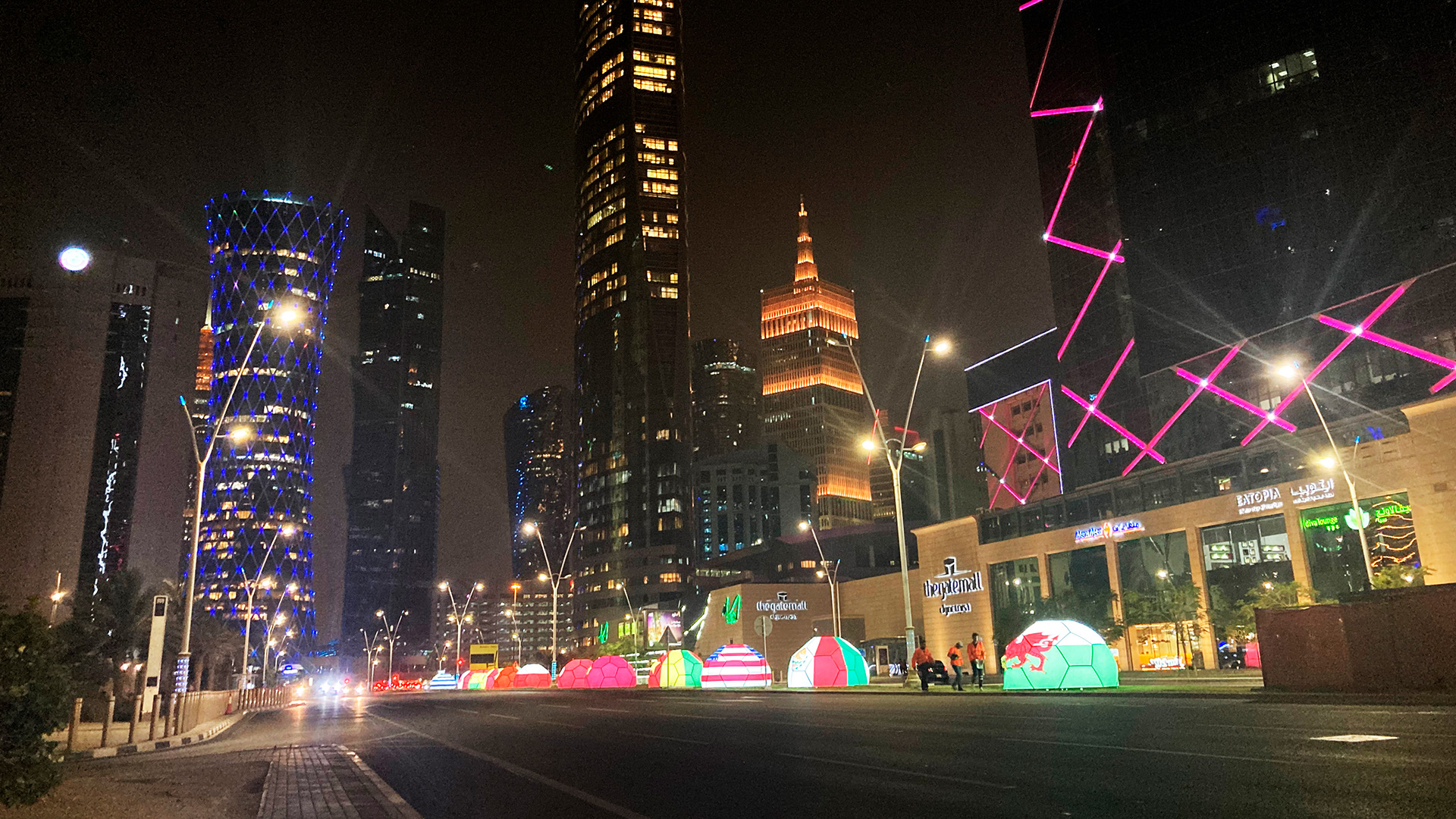 Alcohol, sexo, lujos y tickets en vísperas de un Mundial diferente: qué se necesita para viajar a Qatar y cómo es la vida en Doha