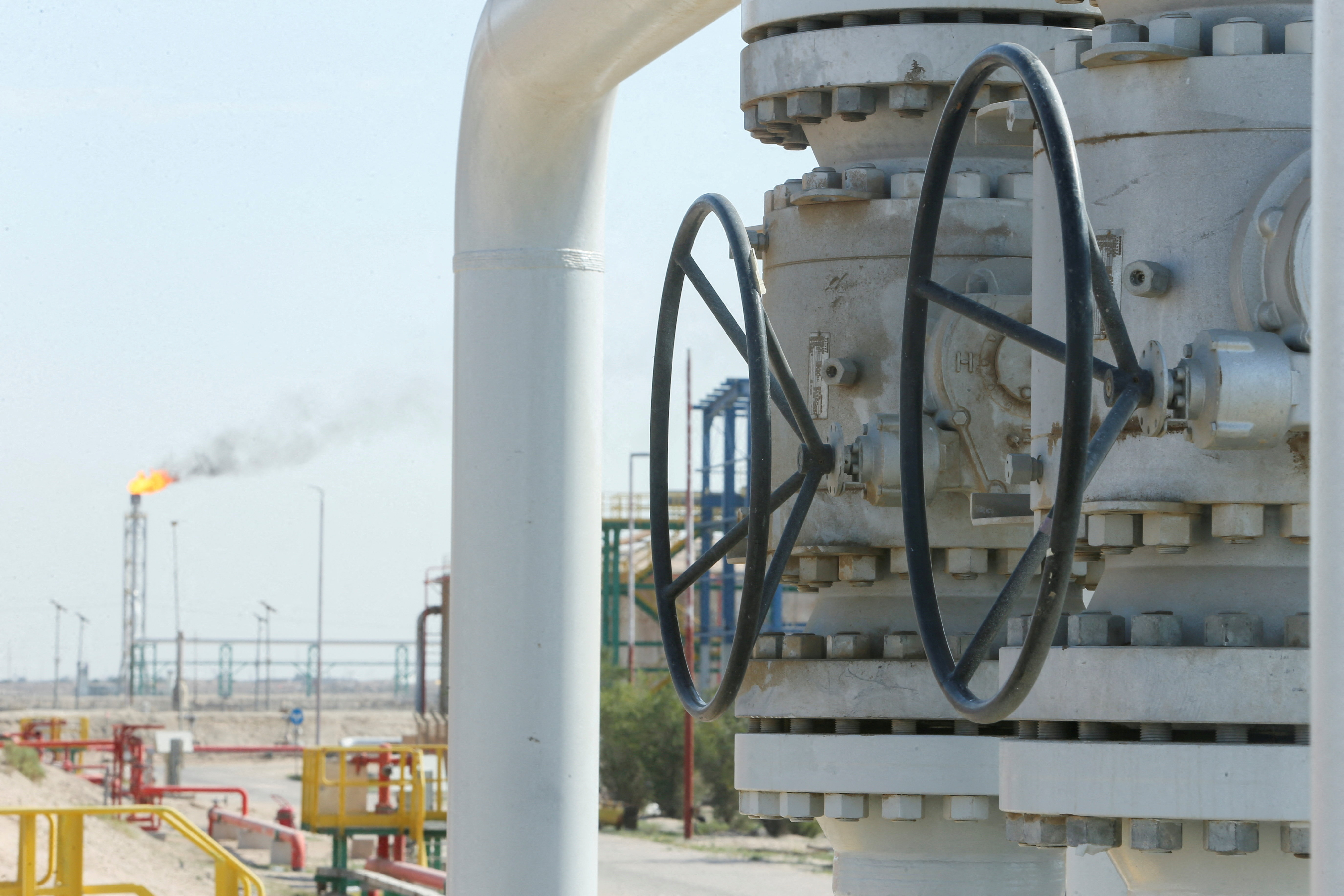 Irak suspendi&oacute; la carga de crudo en las terminales de Basora tras el impacto de un drone contra un petrolero
