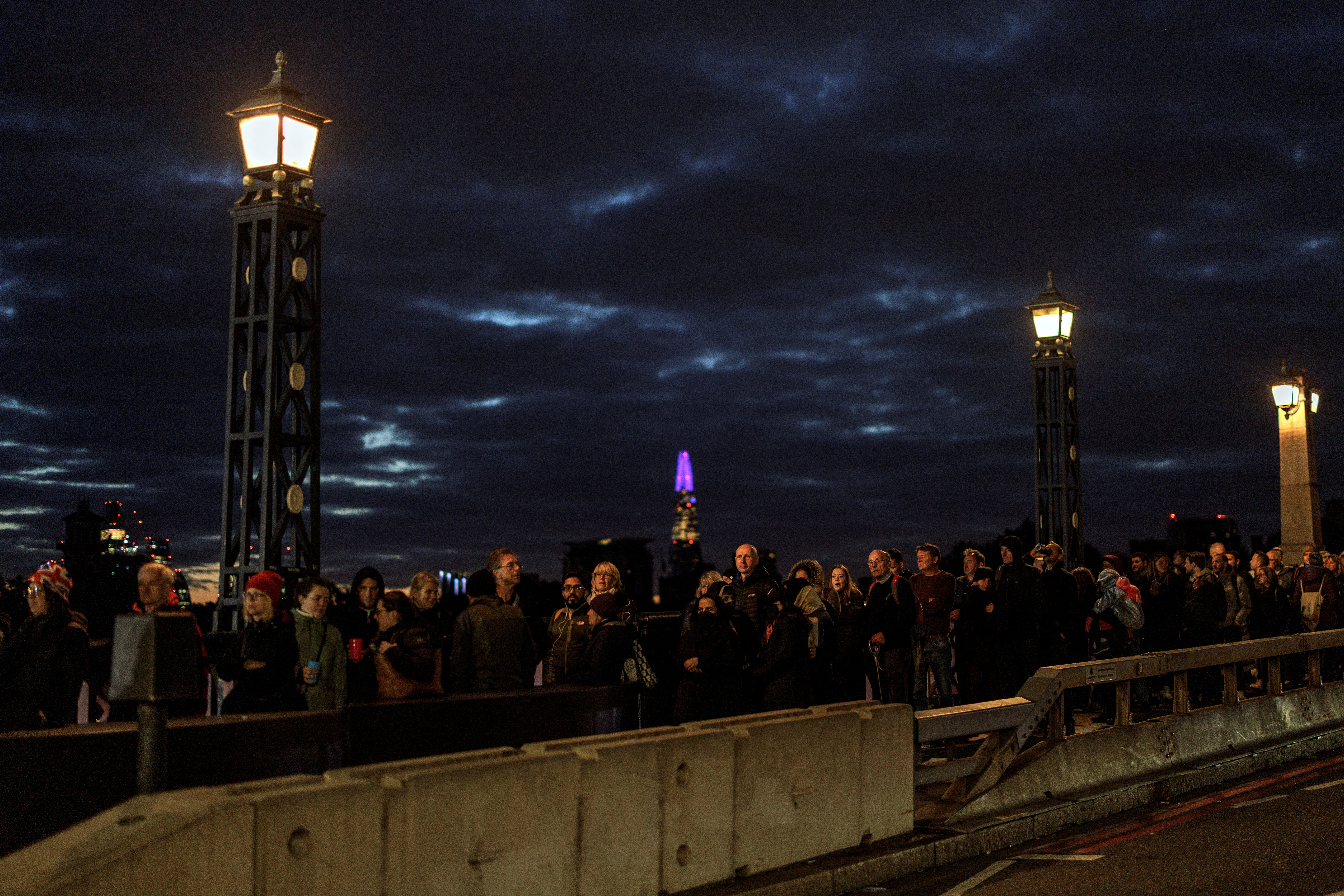 La gente hace cola en el puente de Lambeth para presentar sus respetos tras la muerte de la reina Isabel de Inglaterra, en Londres, Gran Bretaña, el 16 de septiembre de 2022. REUTERS/Alkis Konstantinidis