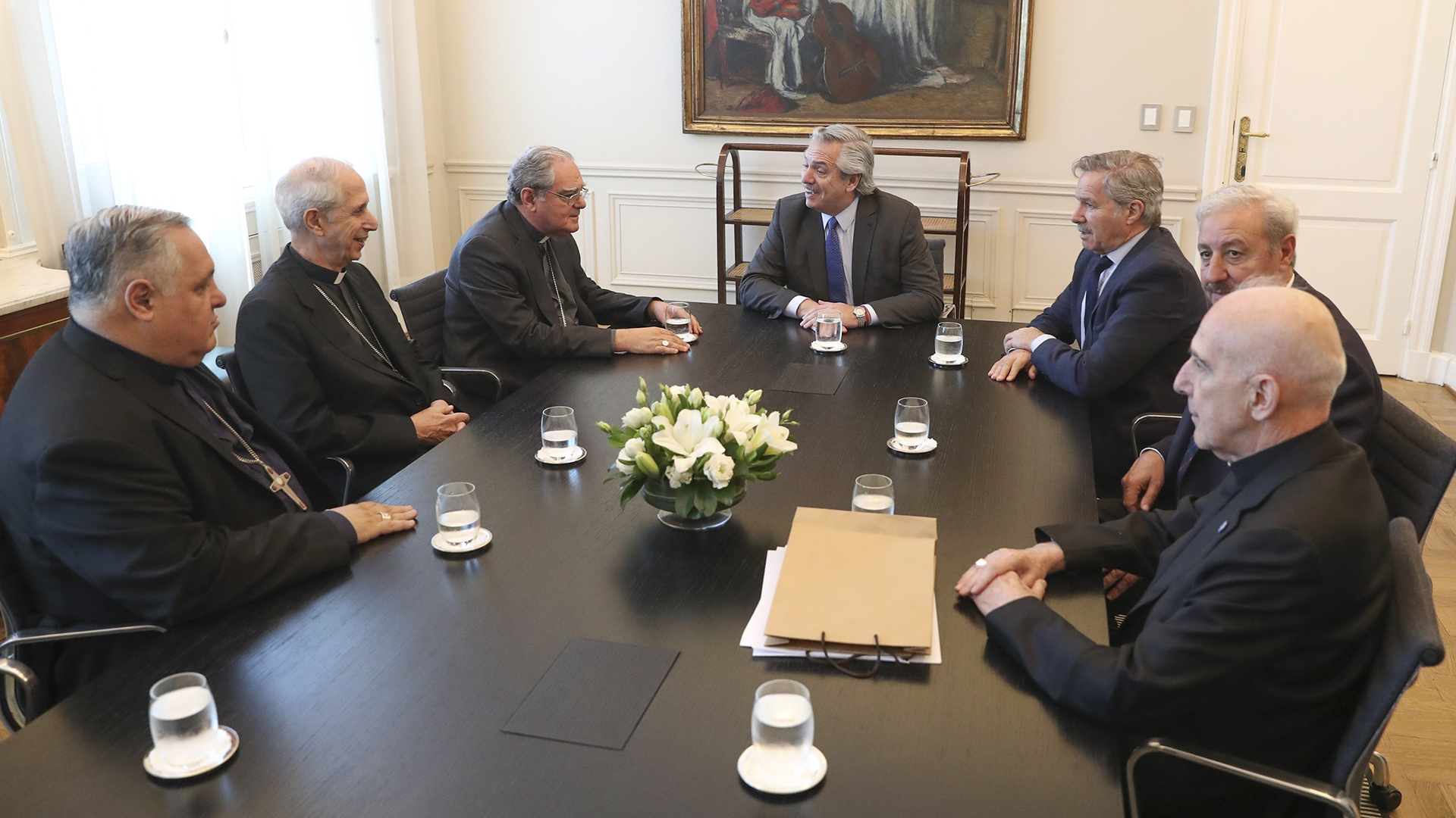 El presidente Alberto Fernández junto a la cúpula de la Conferencia Episcopal Argentina en Casa Rosada (NA)