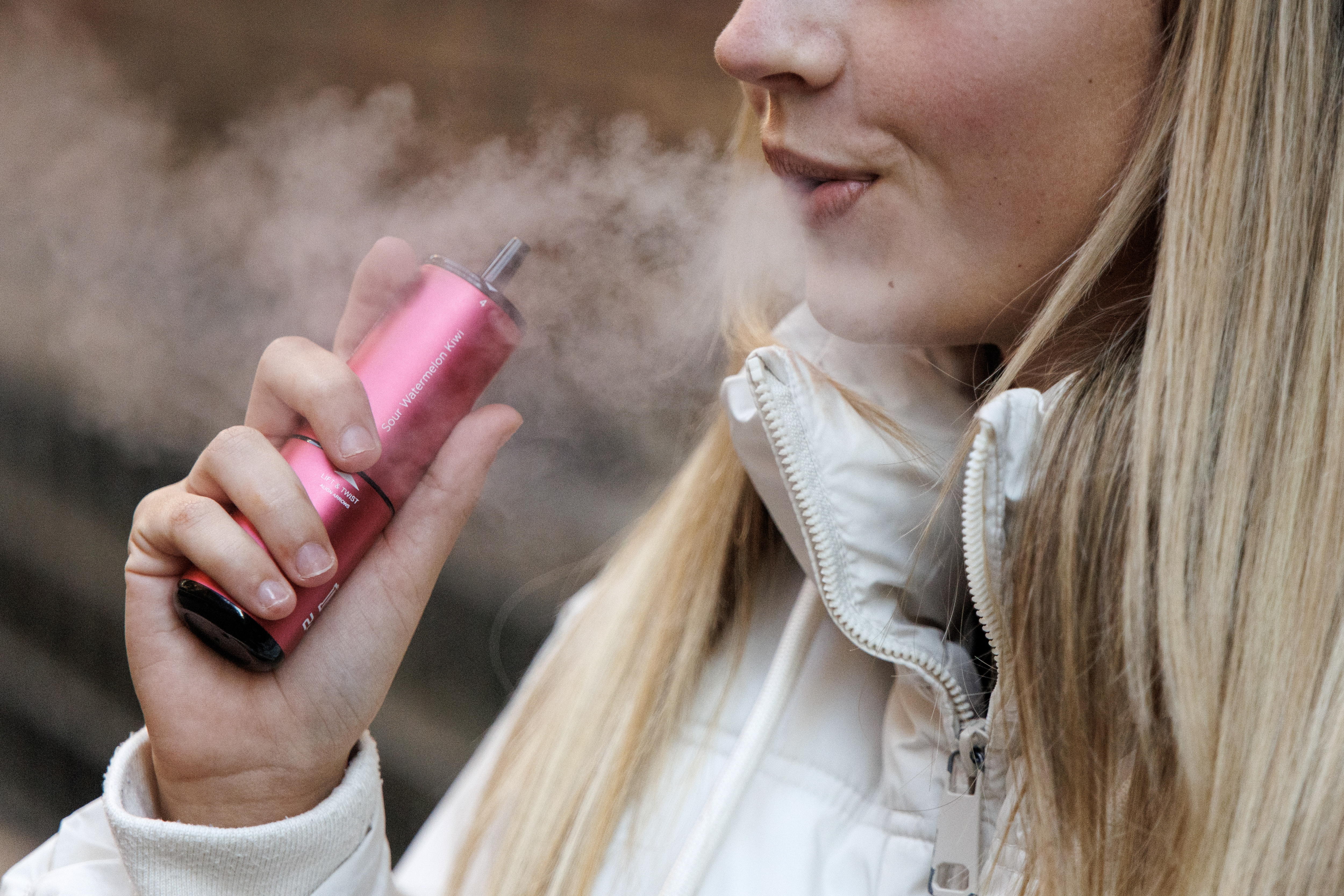 La legisladora que impulsa la regulaci&oacute;n de vapeadores advirti&oacute; sobre sus riesgos: 