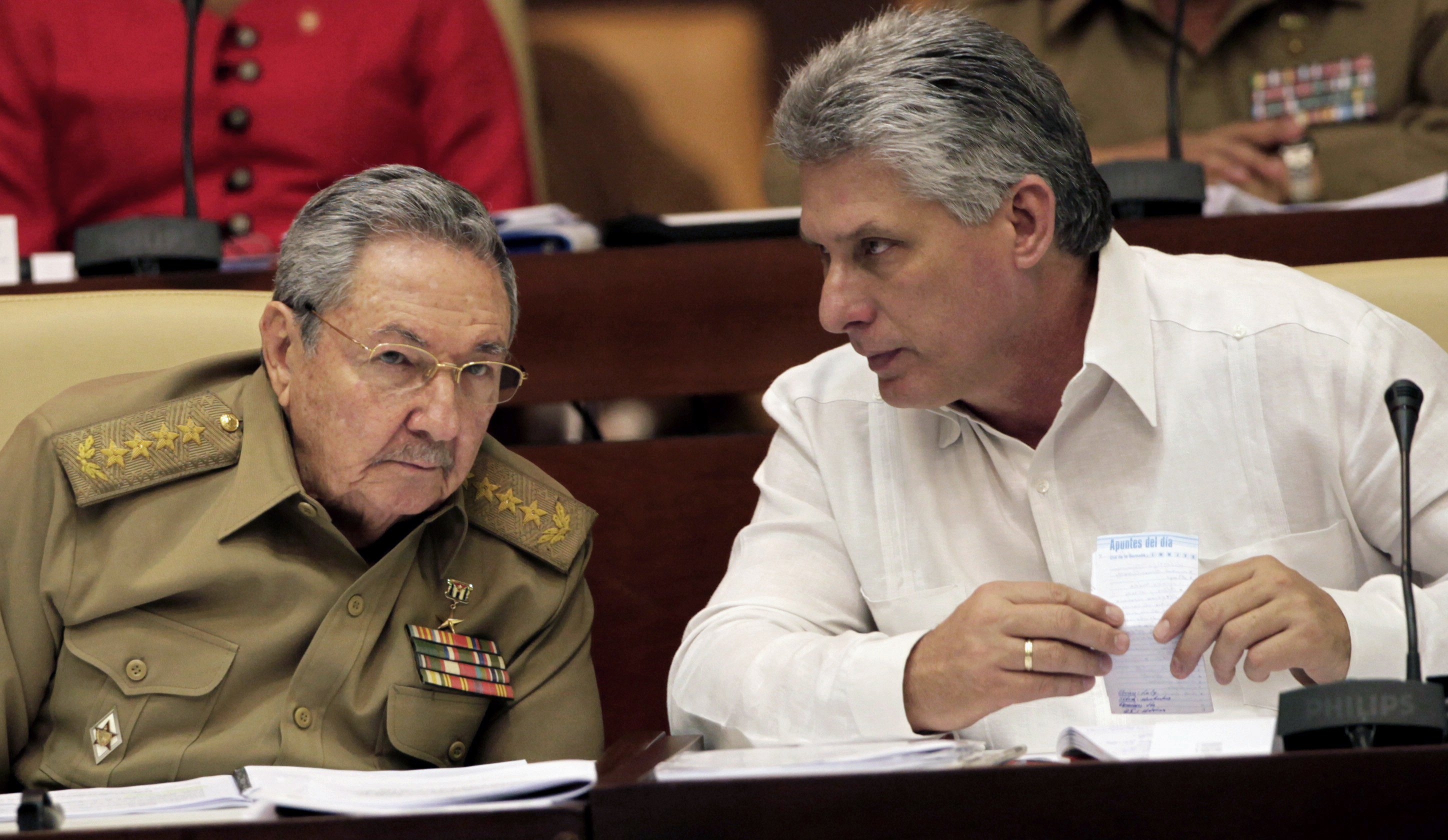 El mandatario cubano Raúl Castro y su sucesor, Miguel Díaz-Canel