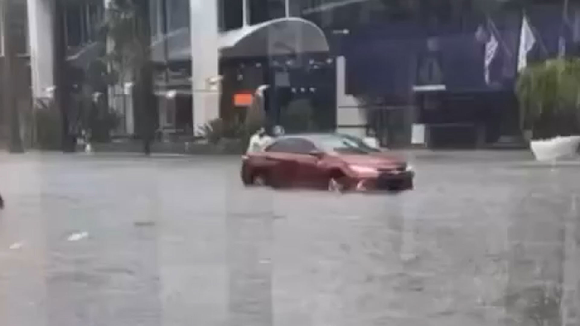 Varios días de fuertes lluvias en Miami provocaron inundaciones reiteradas y estragos
