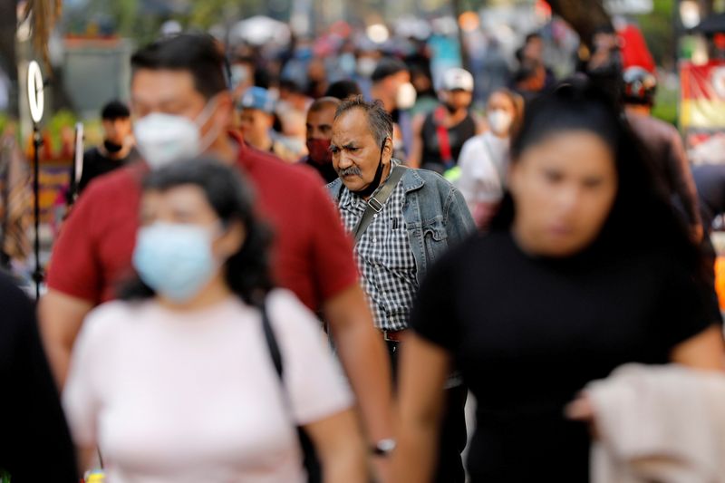 La CDMX mantendrá revisión de bares y cantinas, así como el cierre de panteones el 1 y 2 de noviembre (Foto: Carlos Jasso/REUTERS)