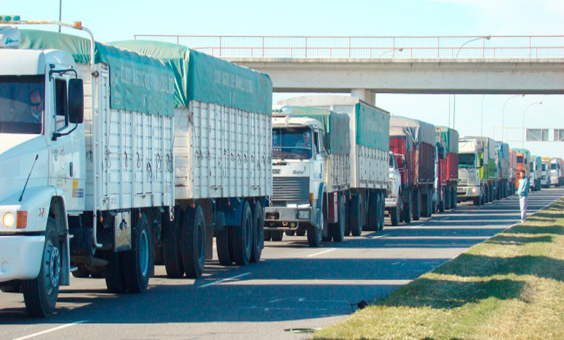 Se agrava la problemática del faltante de gasoil y el transporte de carga de Tucumán inicia una protesta. 