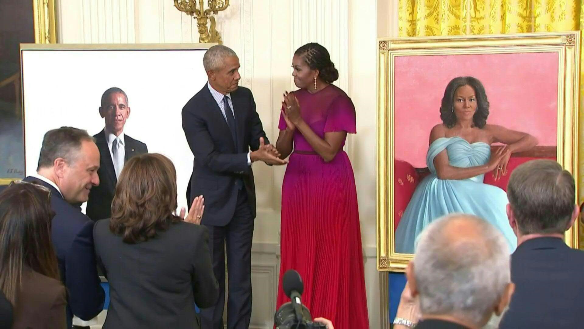 Barack Obama y esposa Michelle volvieron el miércoles a la Casa Blanca para una tradición rota por el expresidente Donald Trump: la presentación a toda pompa de sus retratos oficiales.