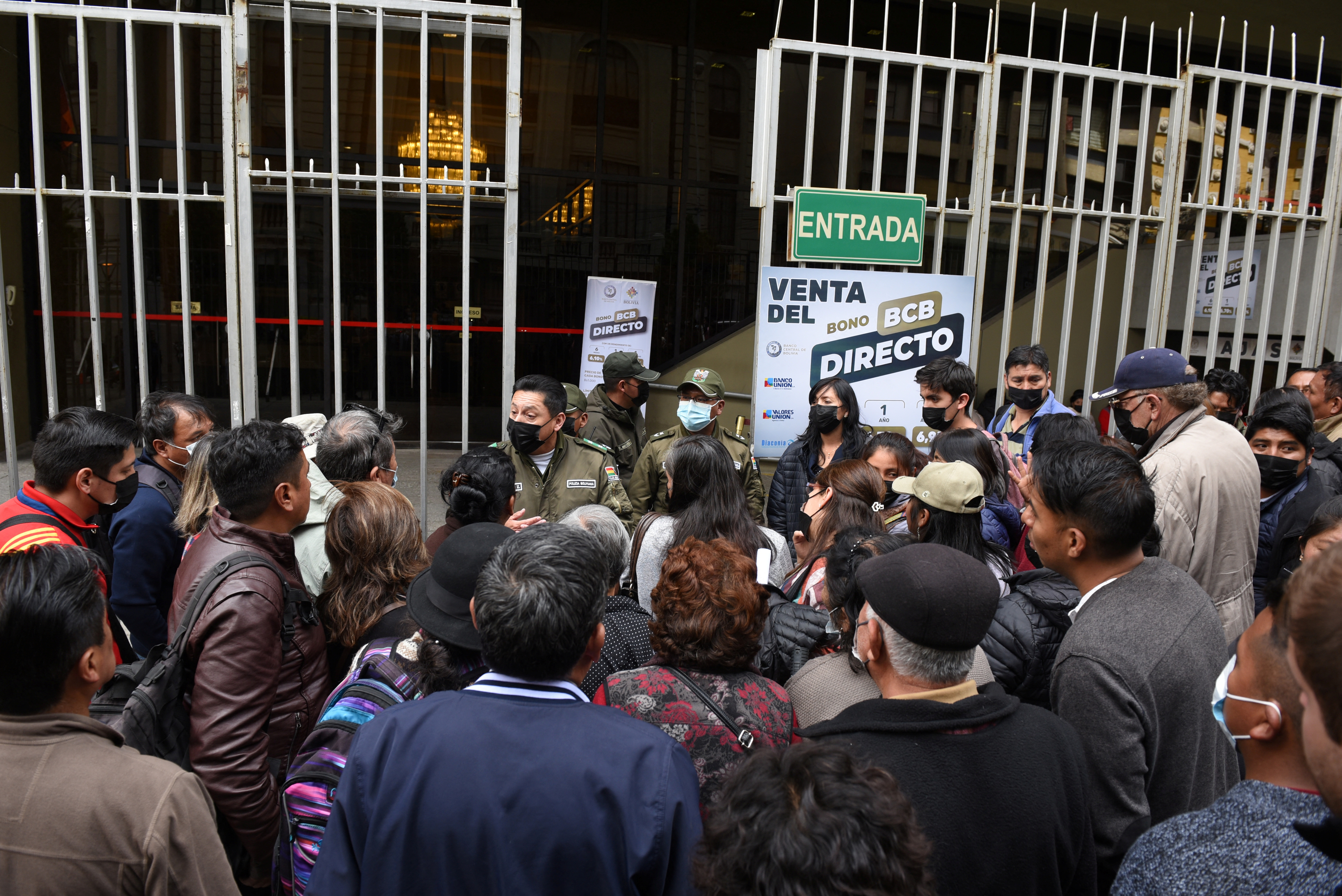 Miles de bolivianos se han agolpado en las últimas semanas en las puertas del Banco Central de Bolivia y de las casas de cambio para comprar dólares (REUTERS/Claudia Morales)
