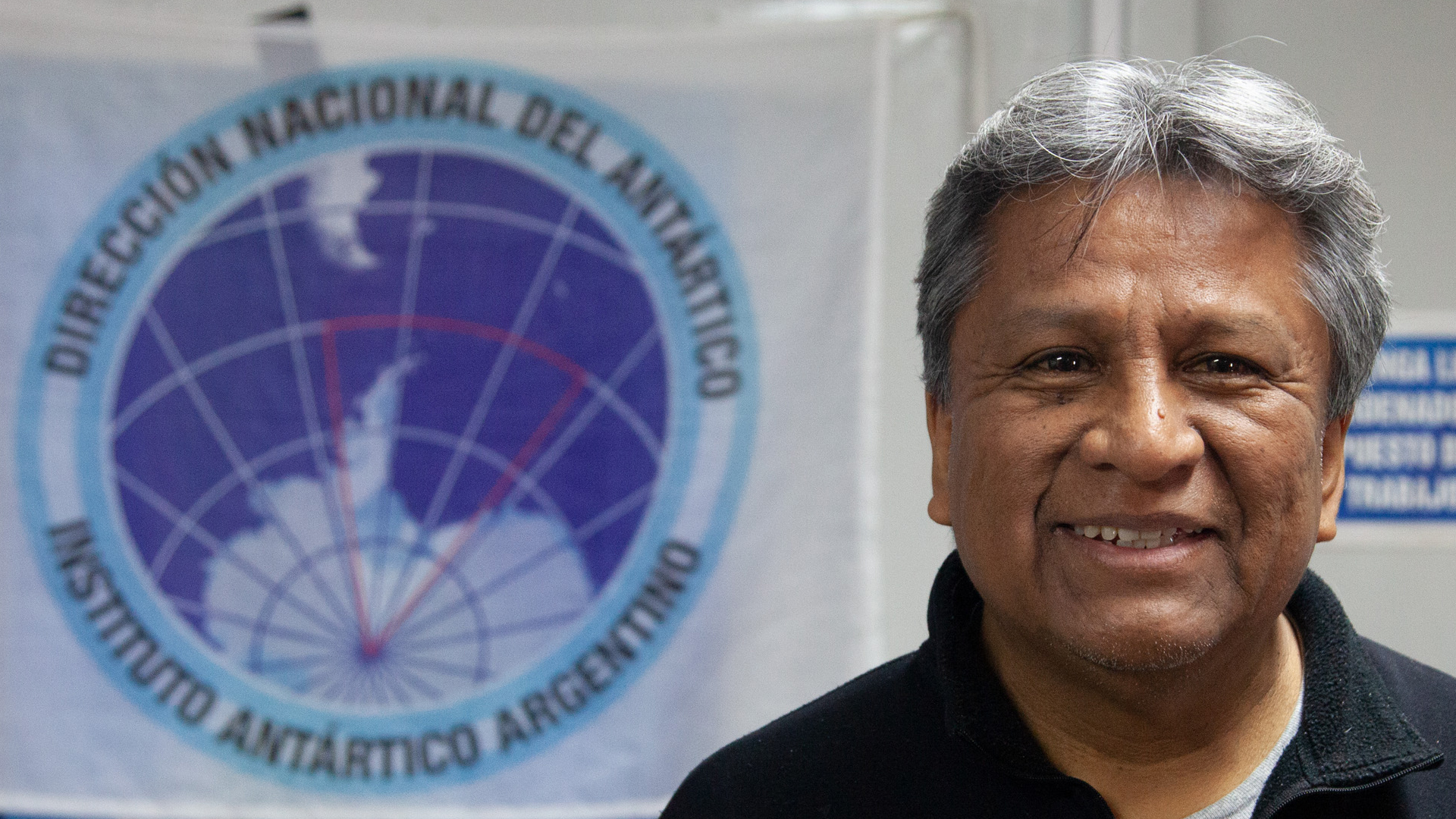 Héctor Ochoa, jefe del laboratorio de electrónica del Instituto Antártico Argentino, donde trabaja desde hace 38 años (Martín Gallino)