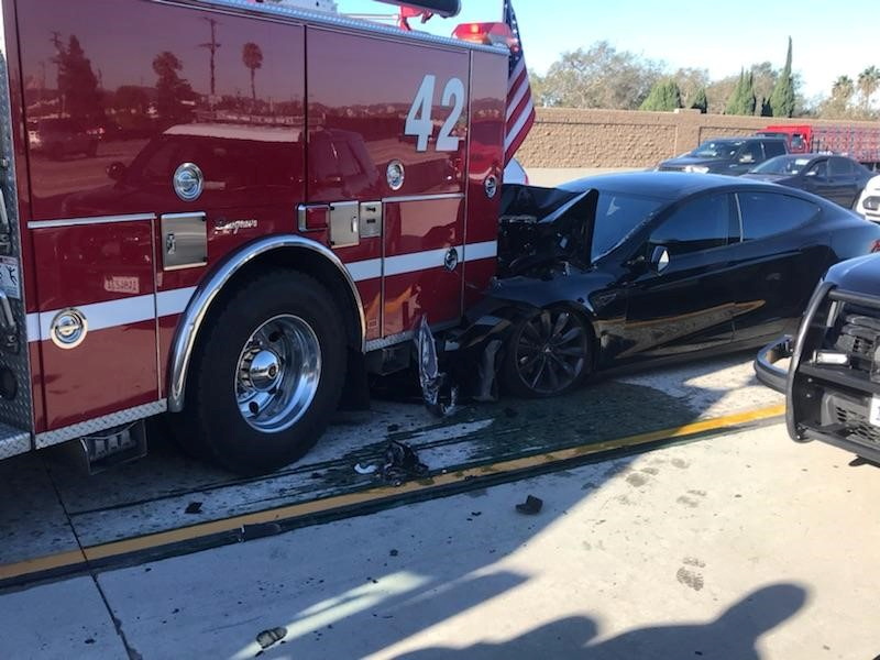 Los accidentes protagonizados por autos Tesla con vehículos de auxilio detenidos en las banquinas, es motivo de análisis desde agosto de 2021. Podrían tener que ser llamados a revisión más de 800.000 vehículos