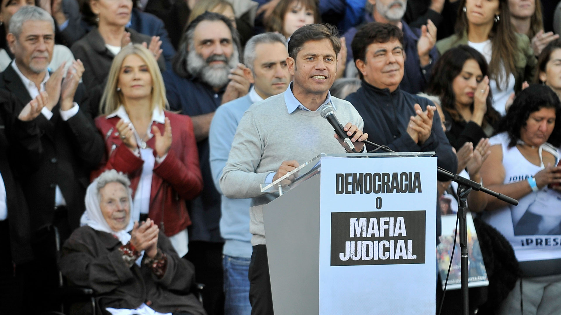 Axel Kicillof habló en el acto en Plaza Lavalle. Apoyó a Cristina Kirchner y apuntó contra la "mafia judicial". (foto Gustavo Gavotti)