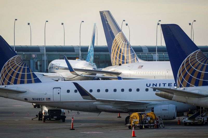 IMAGEN DE ARCHIVO. Aviones de United Airlines se ven en el Aeropuerto Internacional O'Hare, en Chicago, Illinois, EEUU, Noviembre 20, 2021.  REUTERS/Brendan McDermid