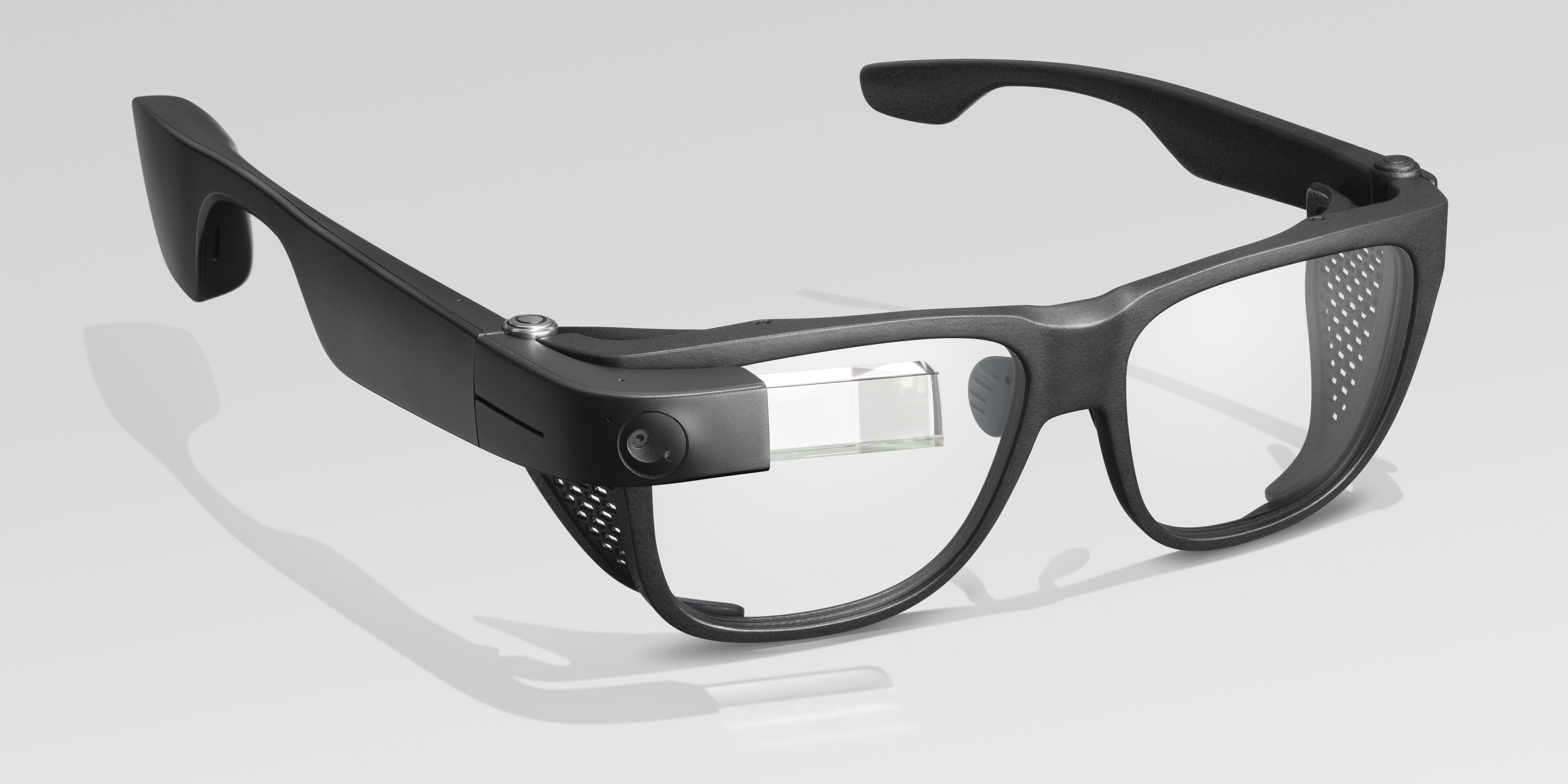 Google presentó sus primeros anteojos inteligentes en 2013 y luego siguió creando nuevos modelos. (Foto: especial)