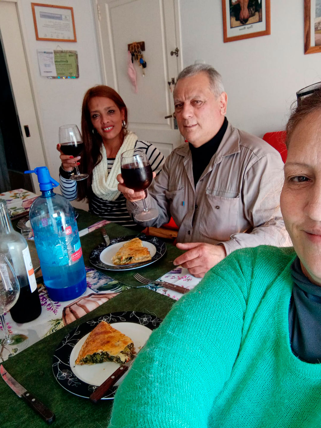 Padre, hija y la pareja de él, Mary, en el primer almuerzo tras la sorpresiva visita