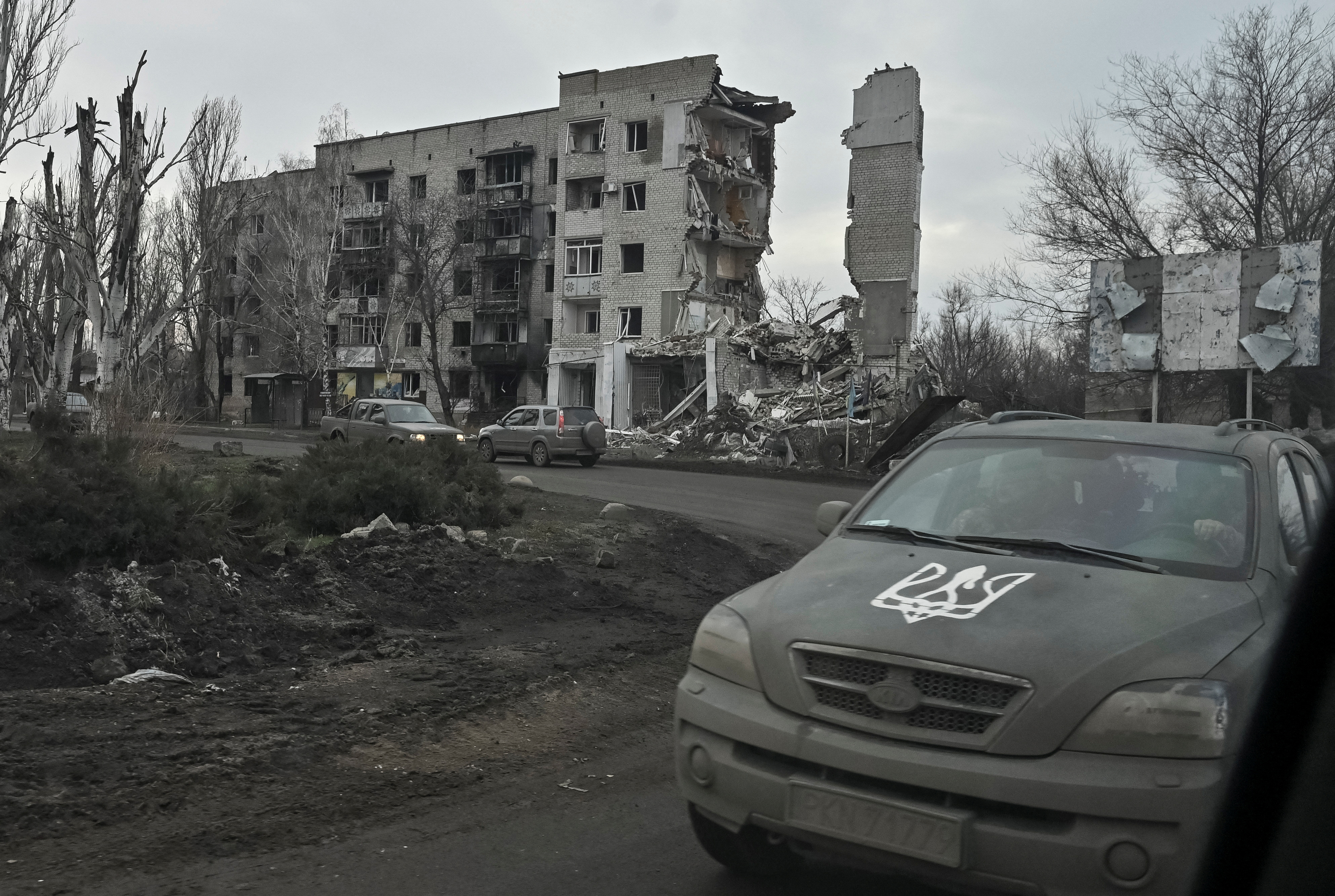 Jornada financiera: las acciones argentinas cayeron pero el riesgo país retrocedió pese a la volatilidad mundial